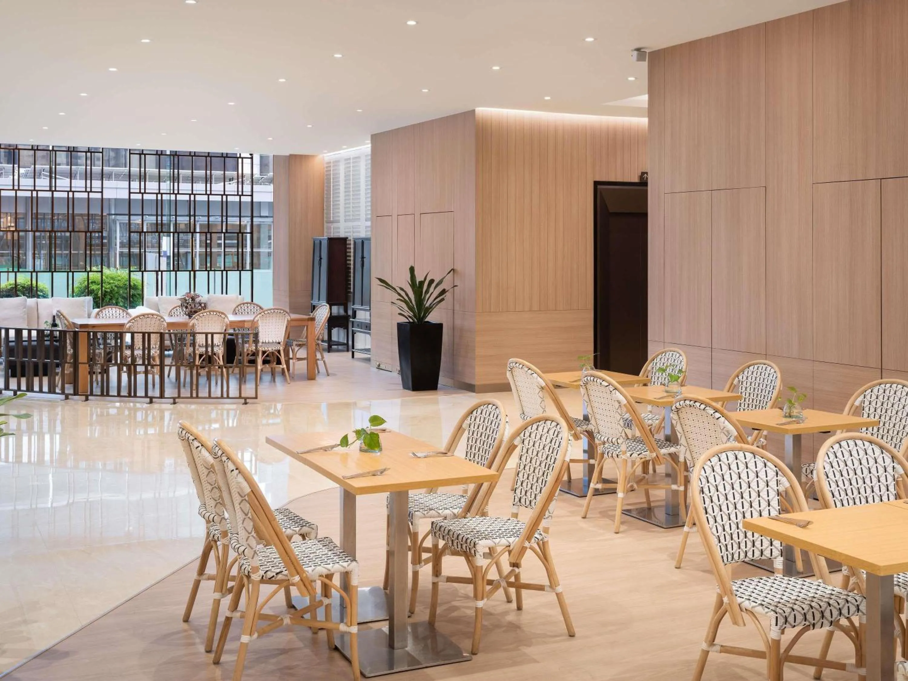 Restaurant/places to eat in Grand Mercure Singapore Roxy