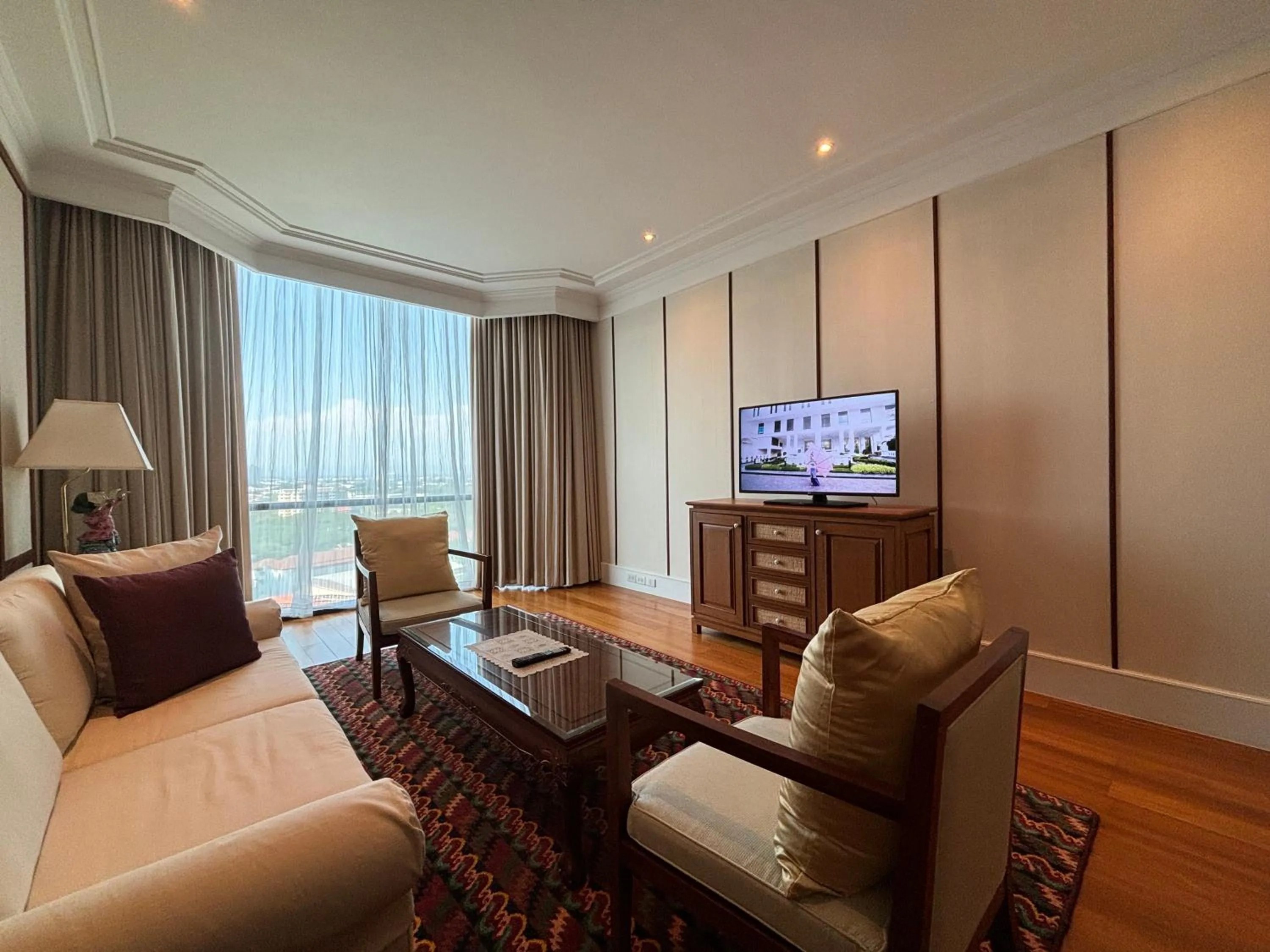 Living room, Bed in The Empress Hotel