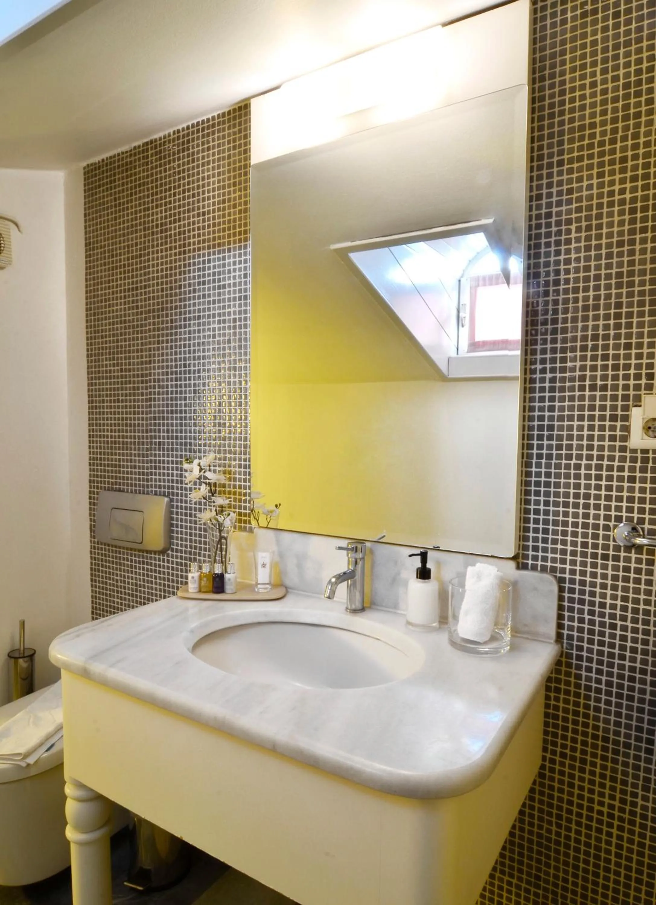 Toilet in Kar's Hotel