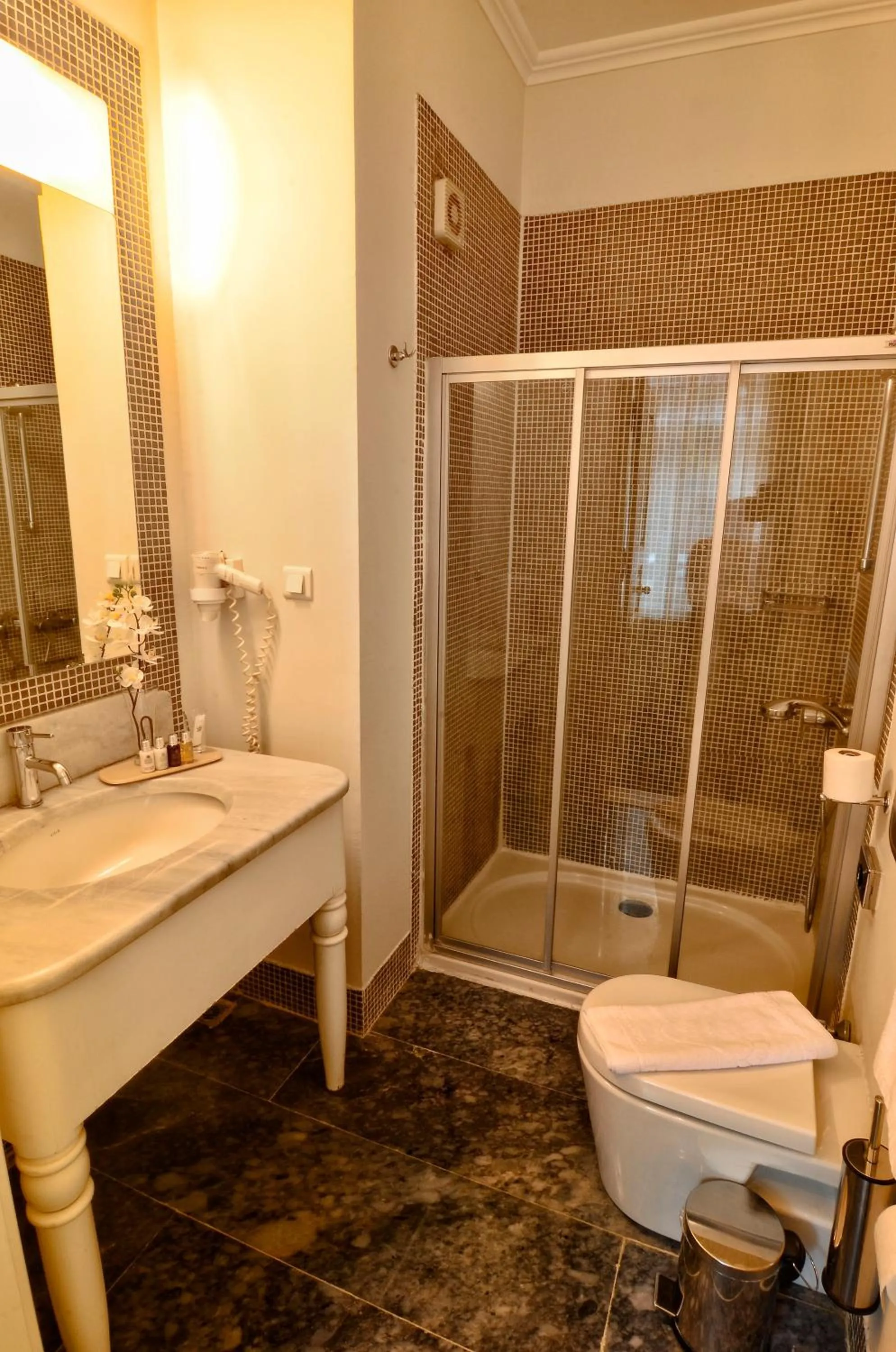 Toilet in Kar's Hotel