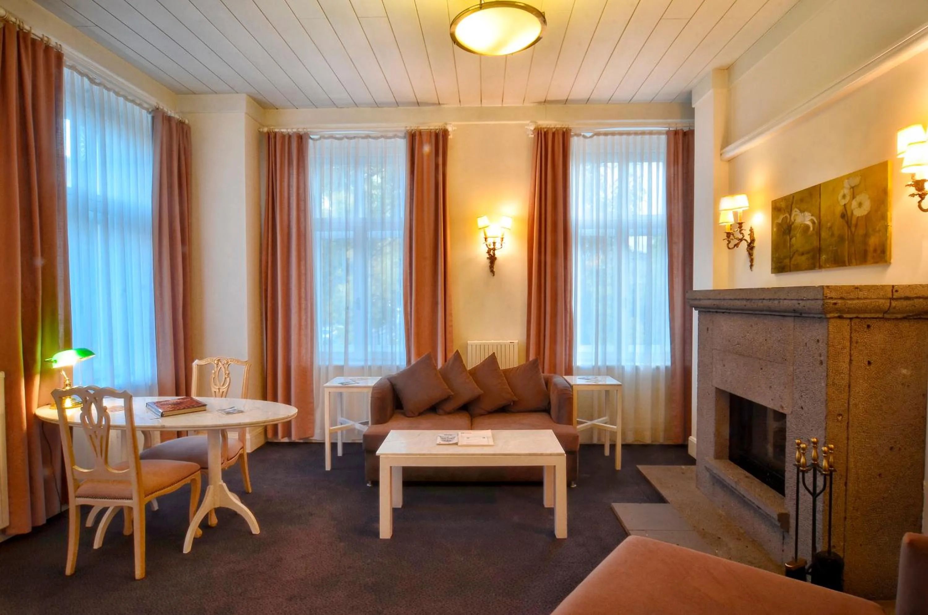 Living room in Kar's Hotel