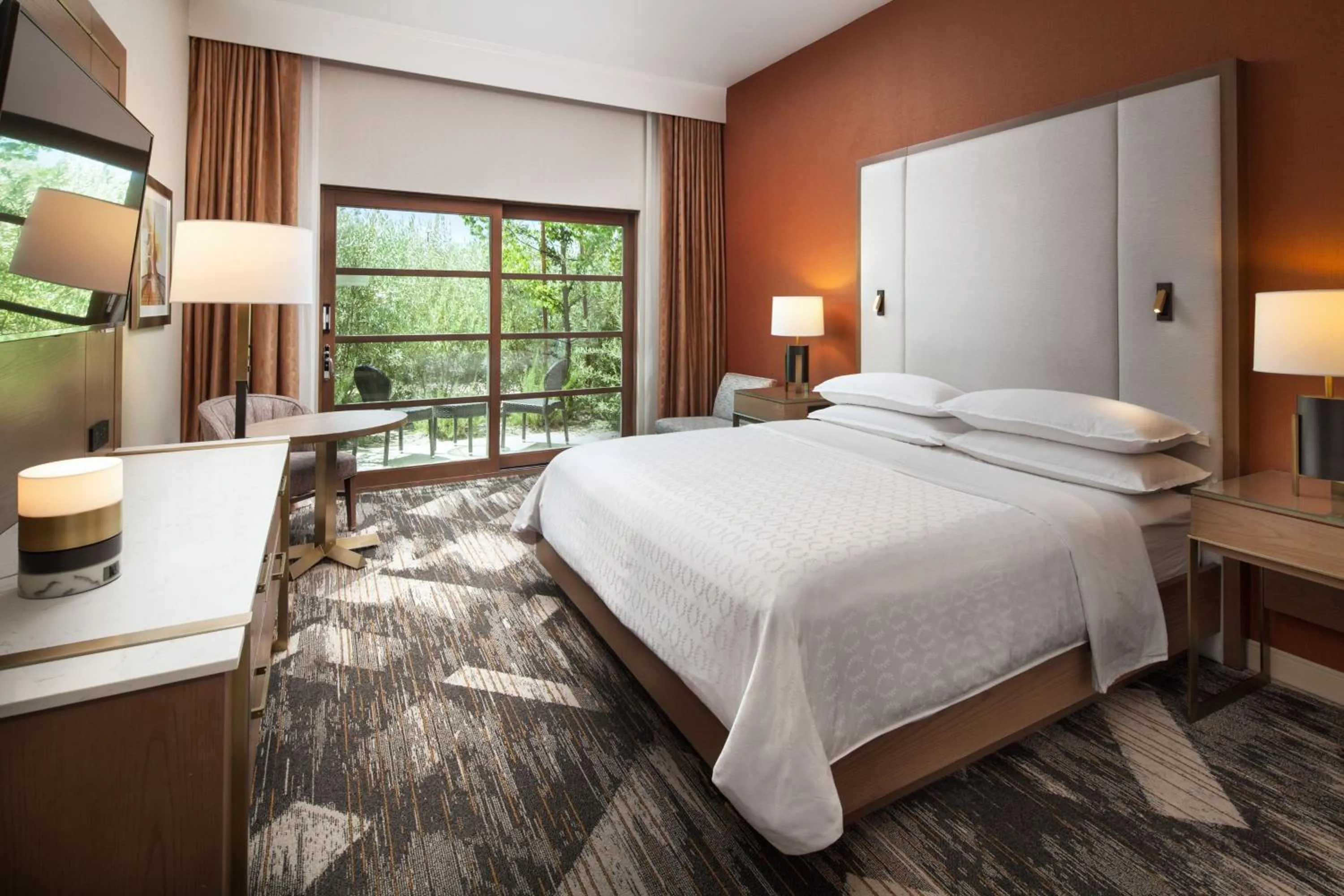 Photo of the whole room, Bed in Sheraton Redding Hotel at the Sundial Bridge