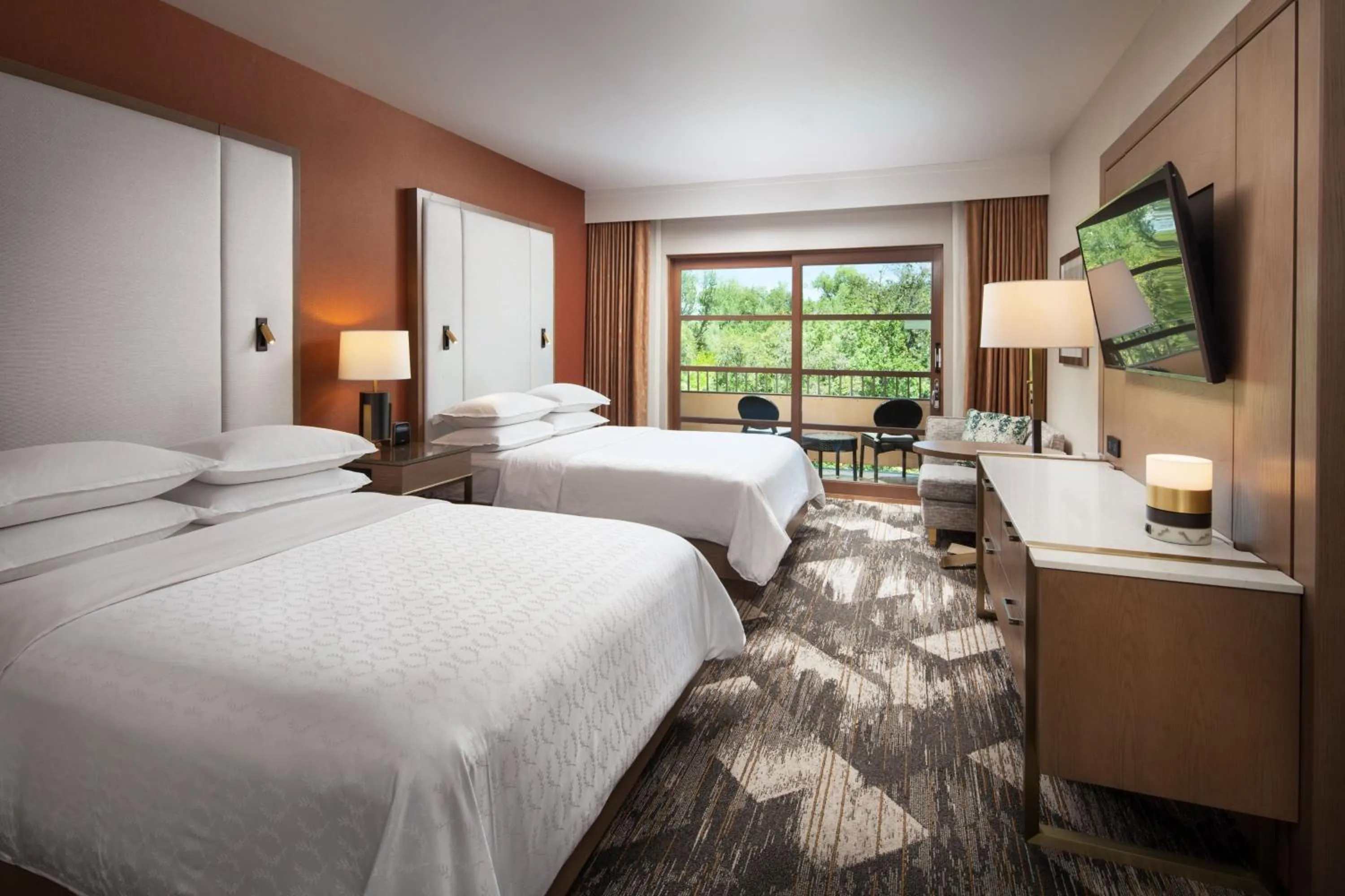 Photo of the whole room, Bed in Sheraton Redding Hotel at the Sundial Bridge