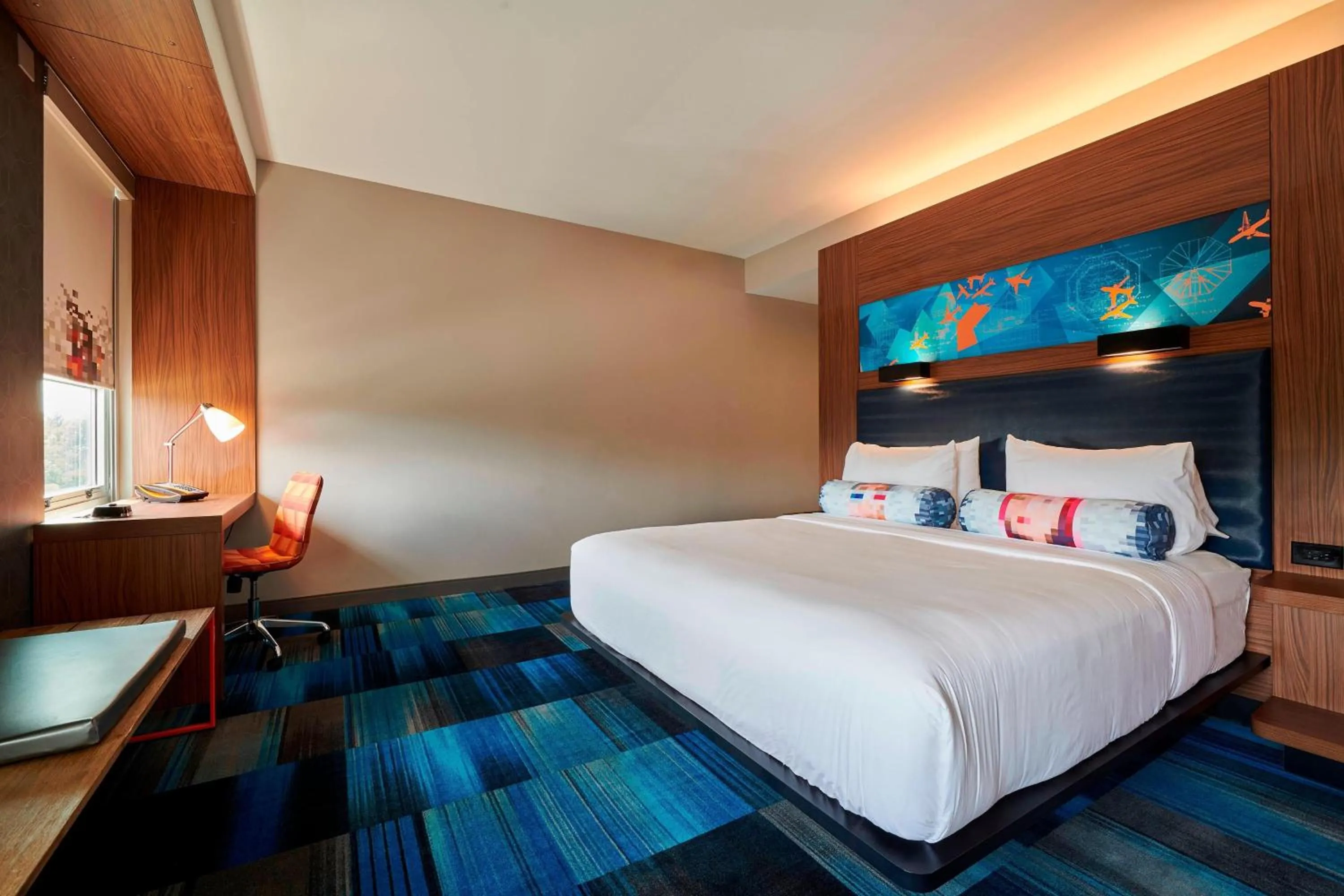 Photo of the whole room, Bed in Aloft Cleveland Airport