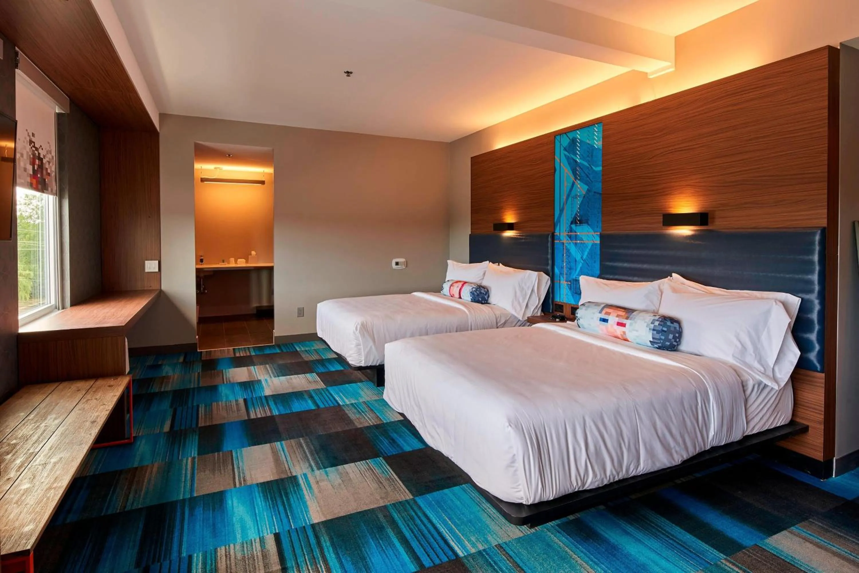 Photo of the whole room, Bed in Aloft Cleveland Airport