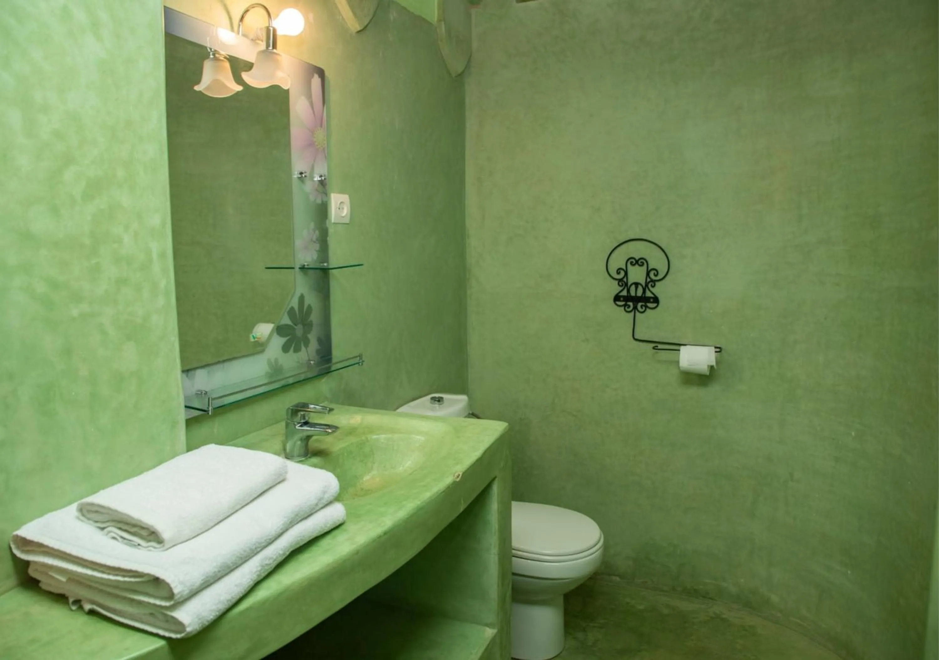 Shower in Bassatine Skoura