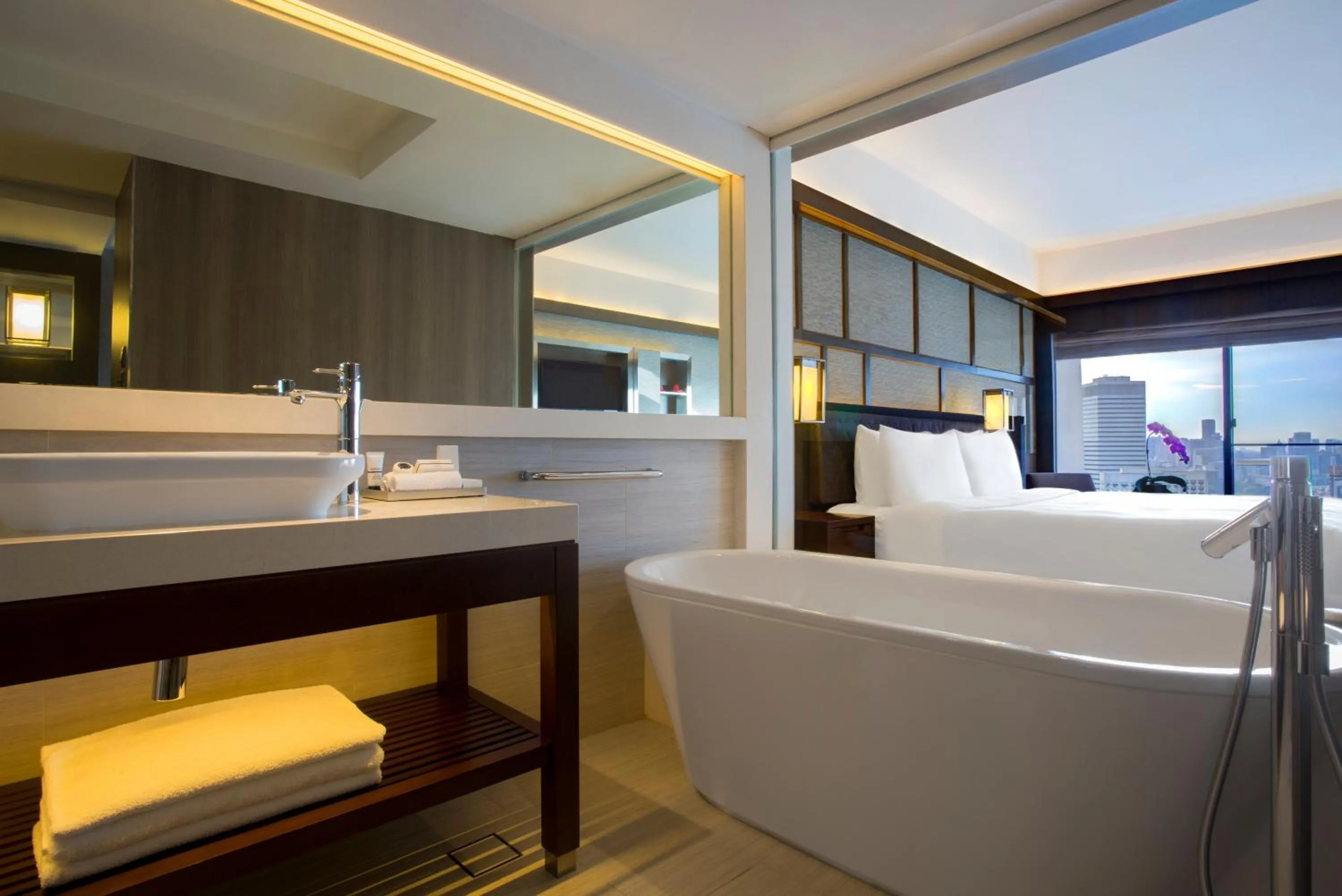 Shower, Bed in Pan Pacific Singapore