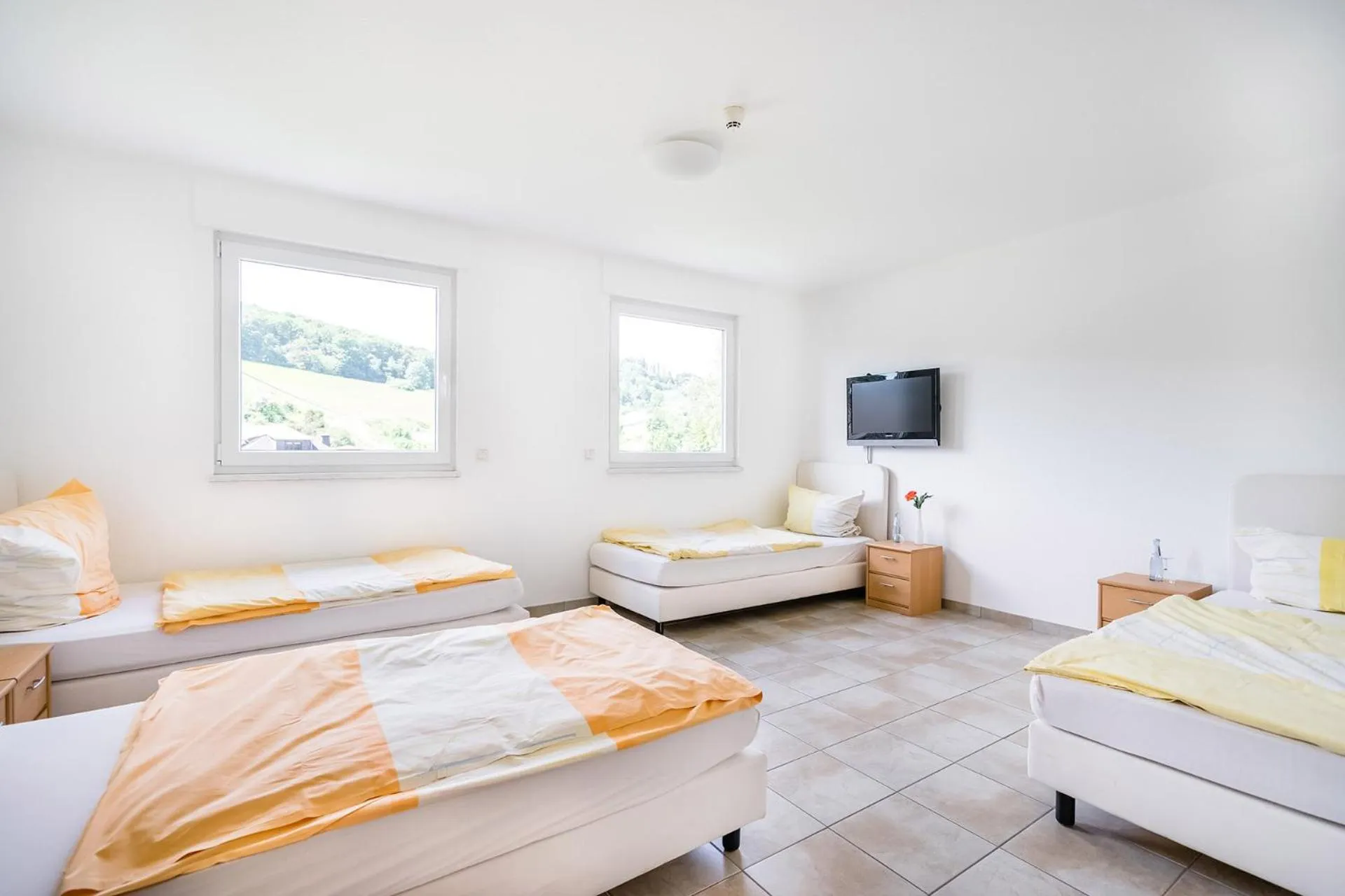 TV and multimedia, Bed in Hotel an der Nordschleife