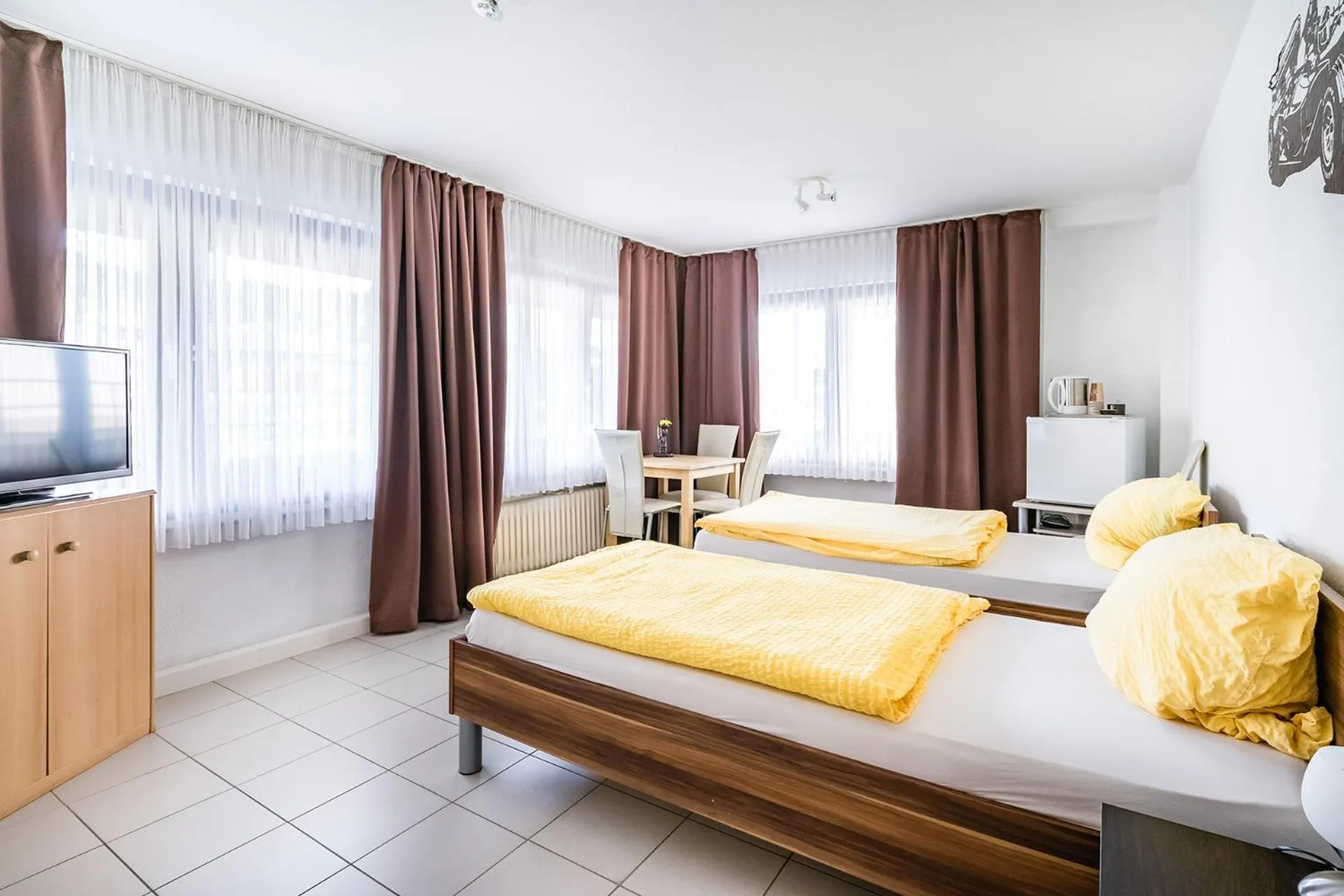 TV and multimedia, Bed in Hotel an der Nordschleife