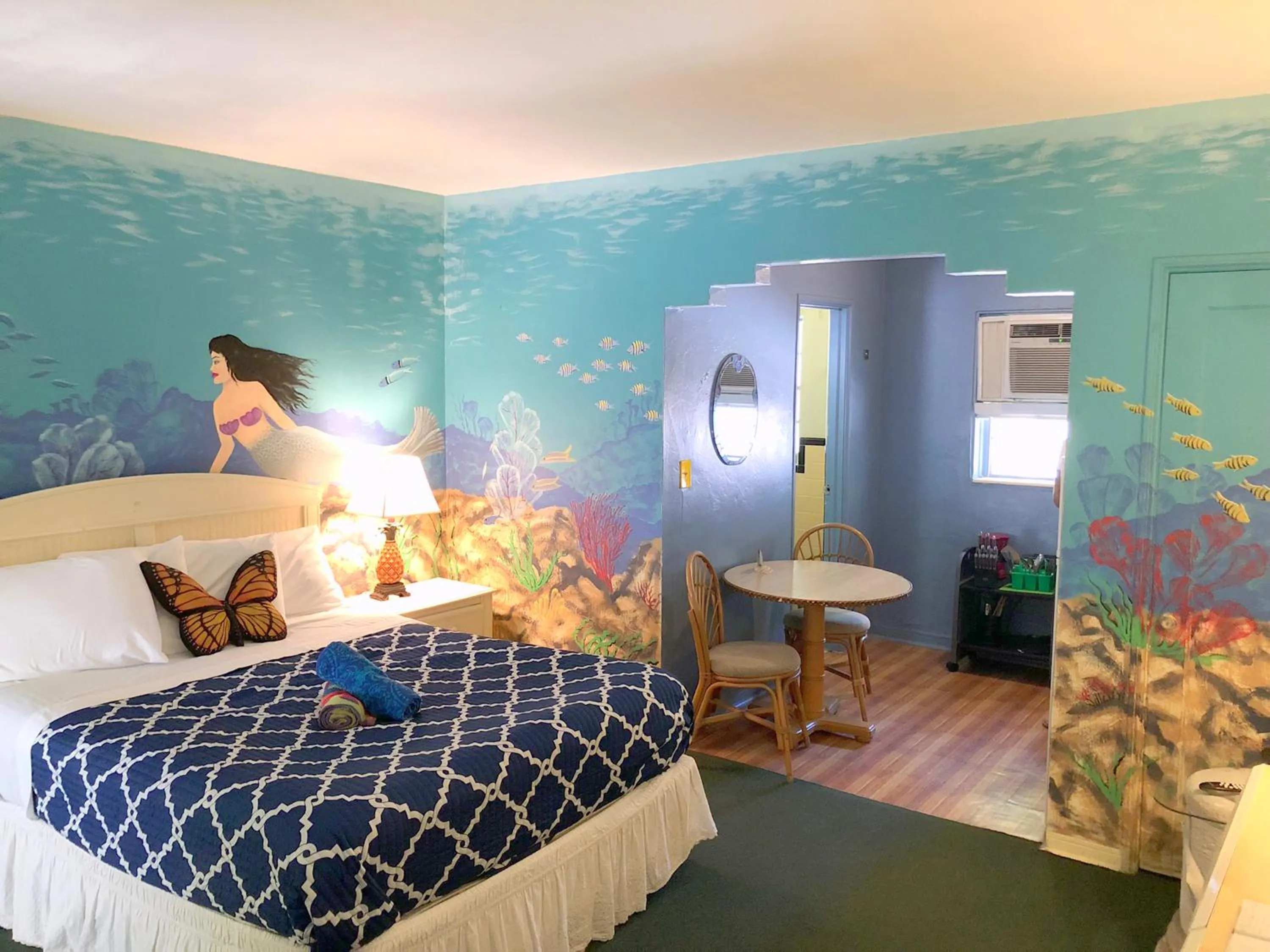 Bed in Key Largo Cottages