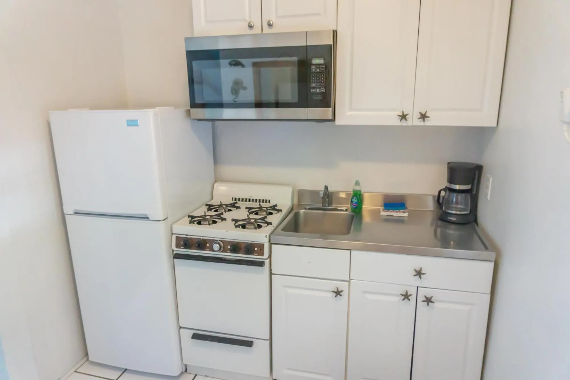Kitchen or kitchenette in Key Largo Cottages