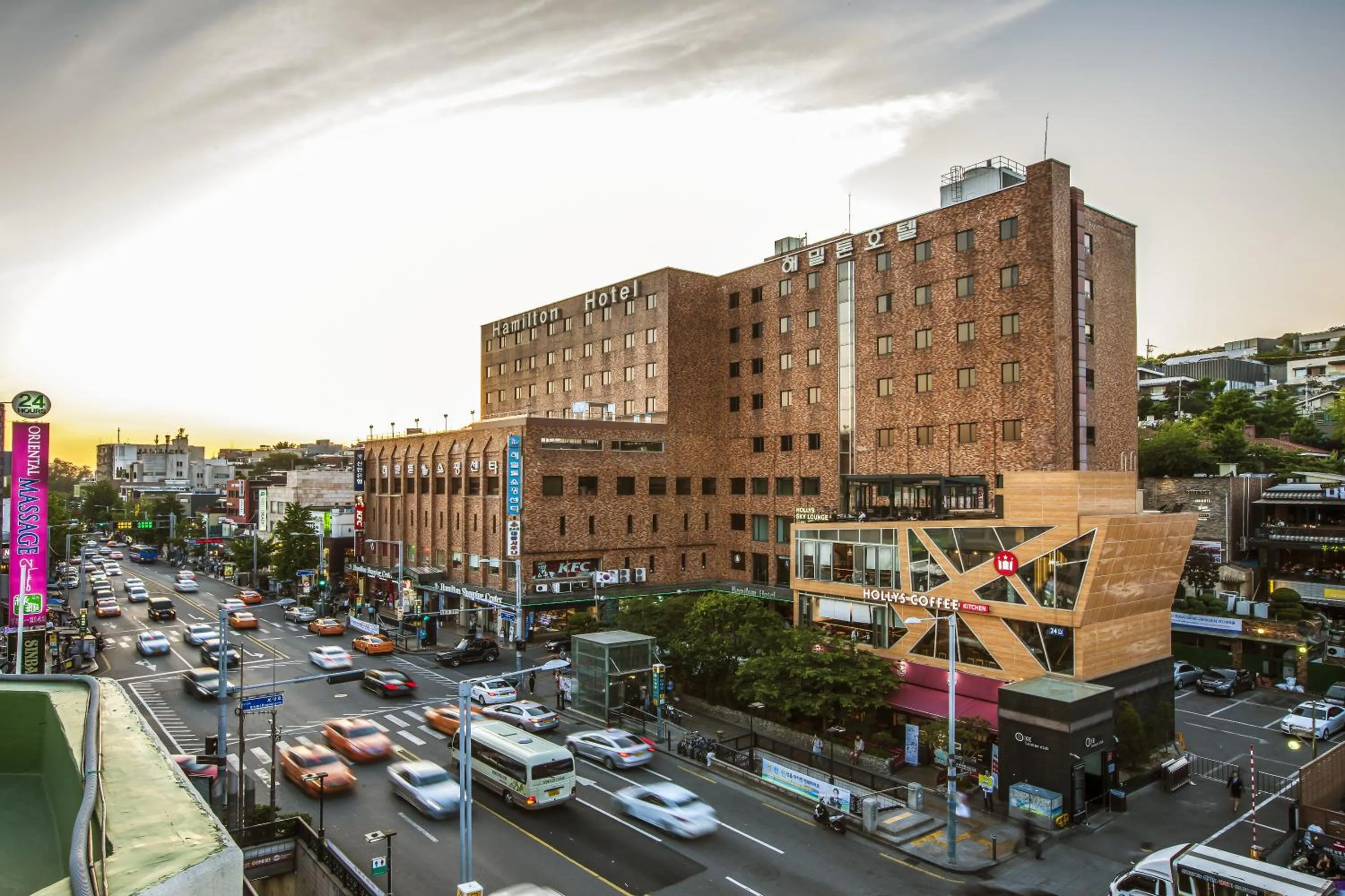 Facade/entrance in Hamilton Hotel