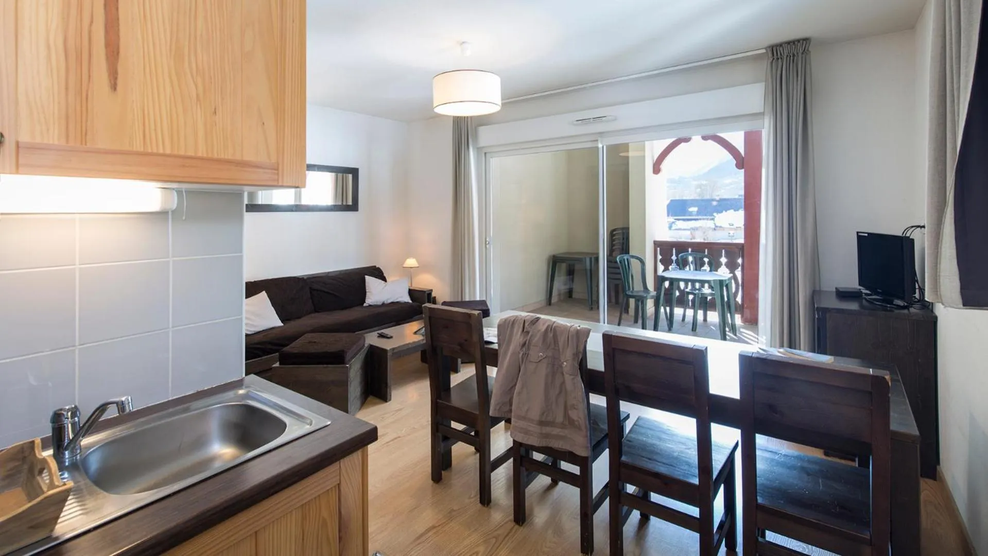 Kitchen or kitchenette in Vacancéole - Les Jardins de Balnéa