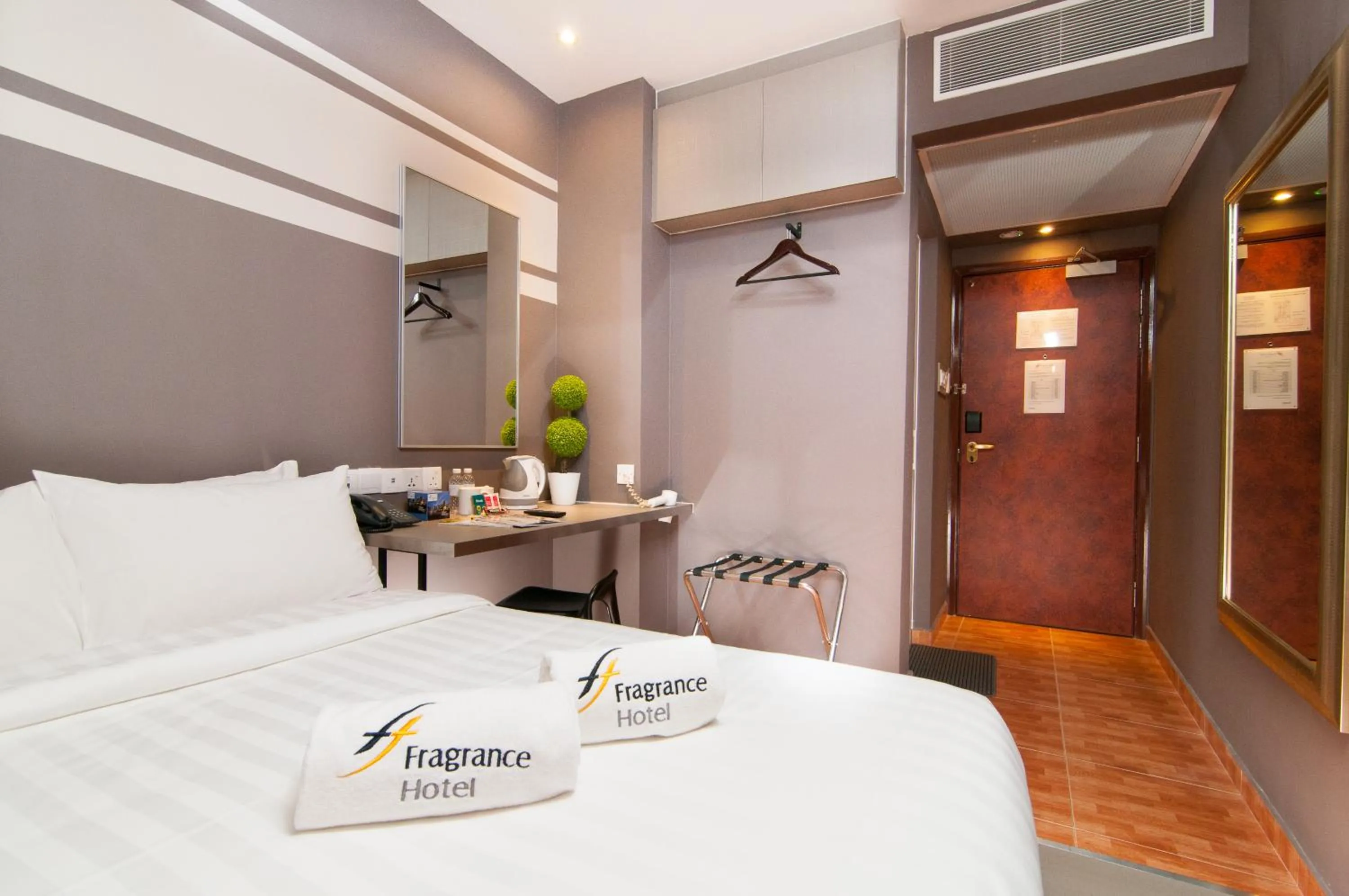 Photo of the whole room, Bed in Fragrance Hotel - Kovan