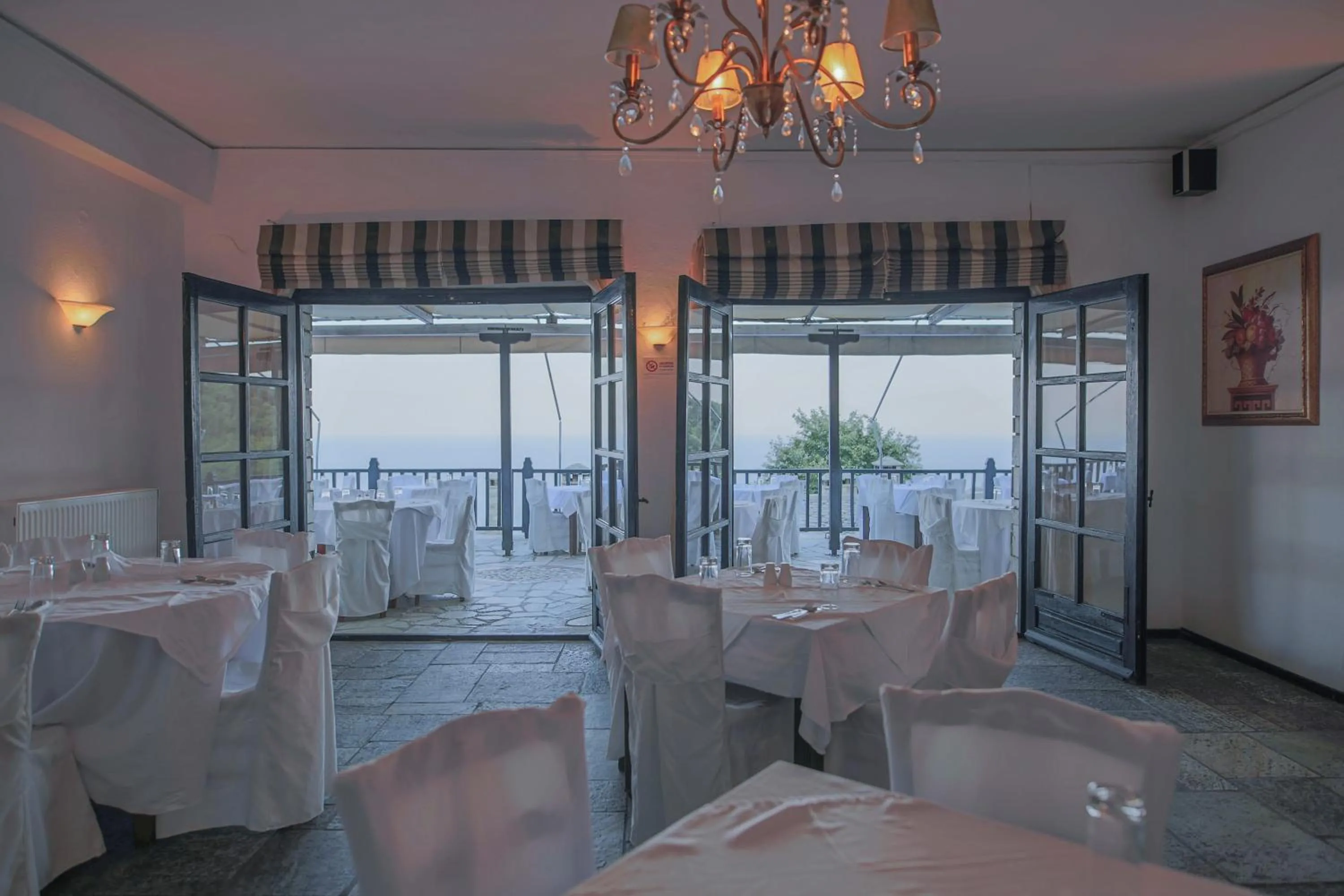 Restaurant/places to eat in Pilio Sea Horizon Hotel