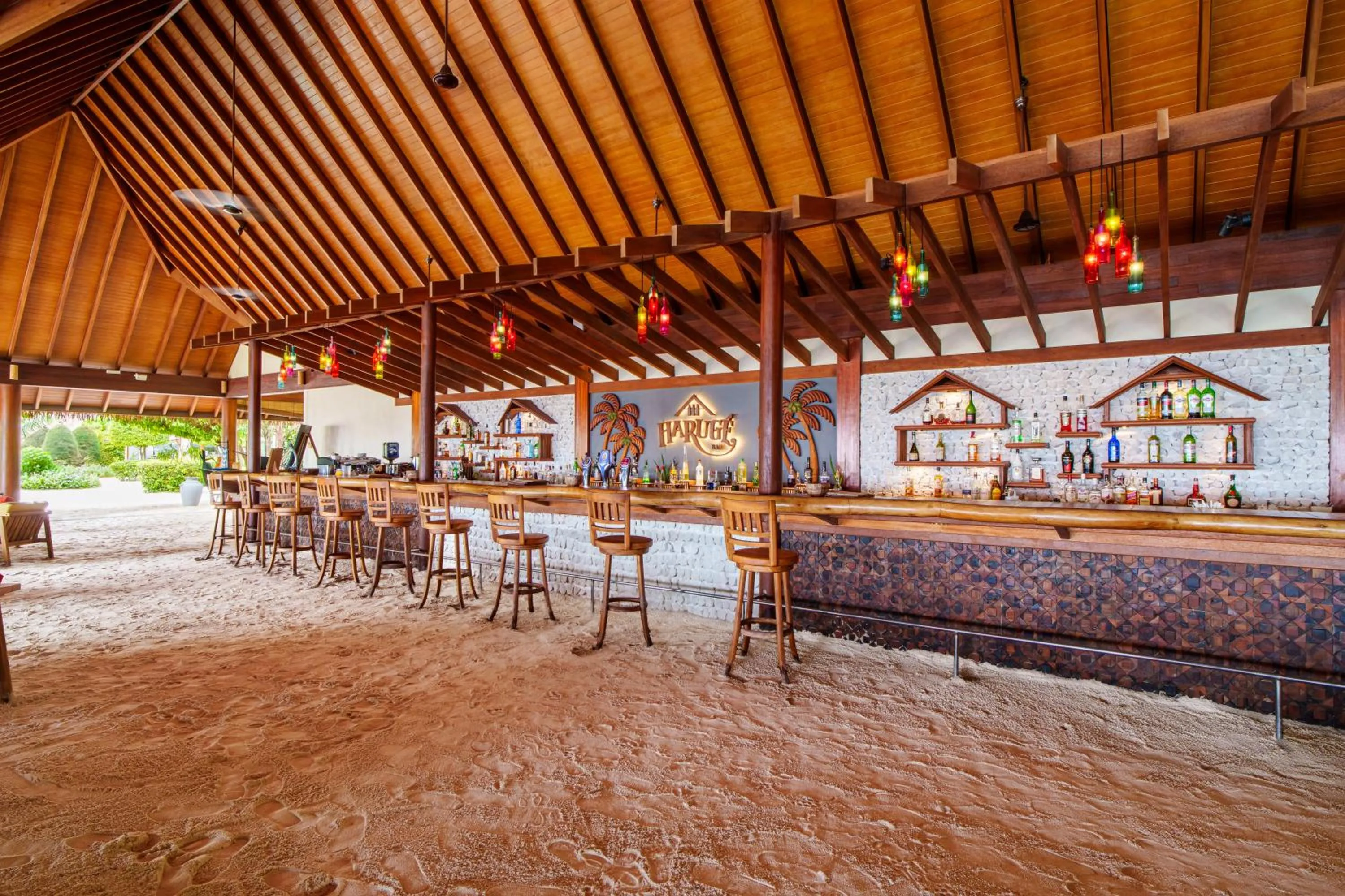 Lounge or bar in Reethi Faru Resort