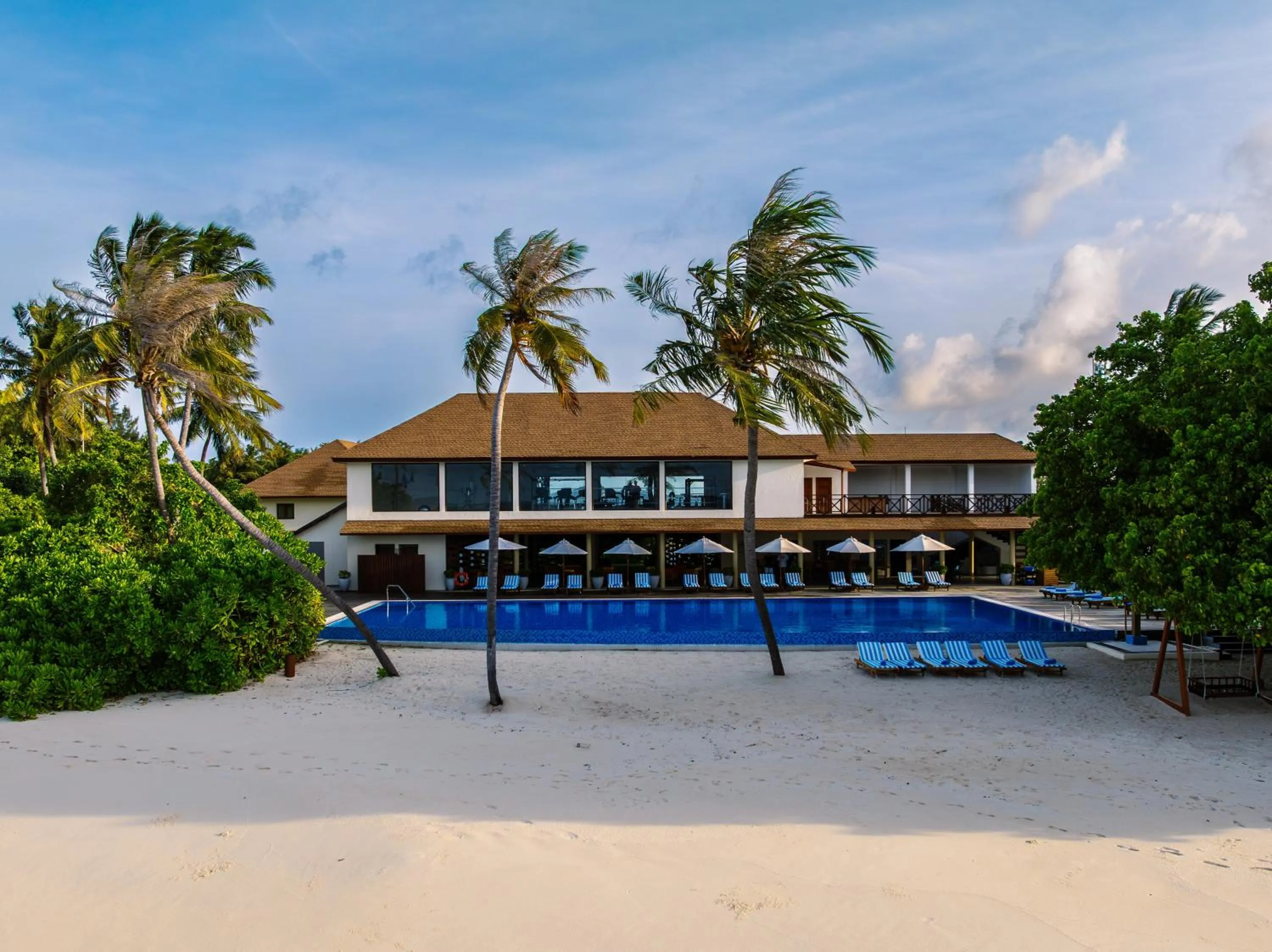 Swimming pool in Reethi Faru Resort