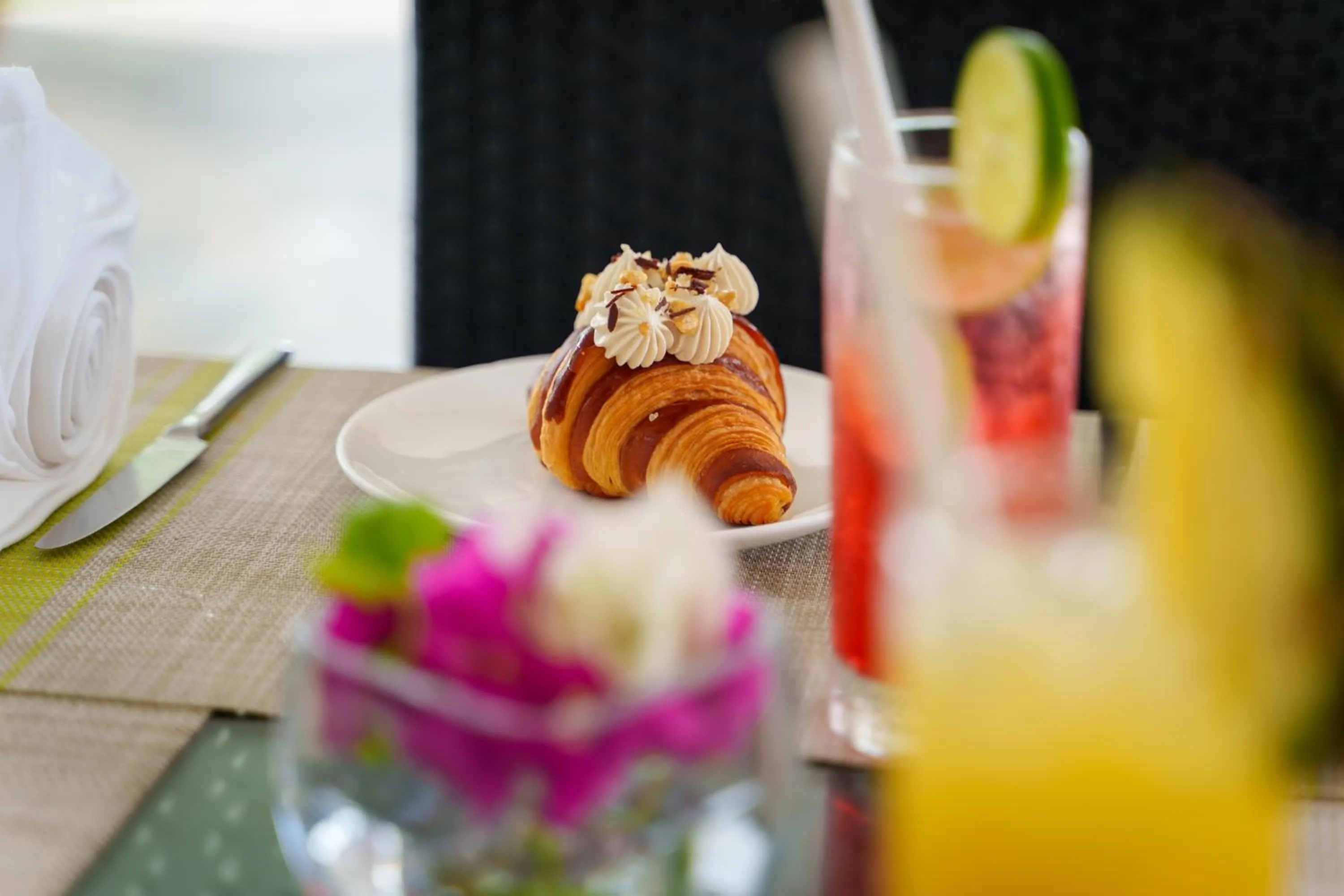 Lounge or bar in Reethi Faru Resort