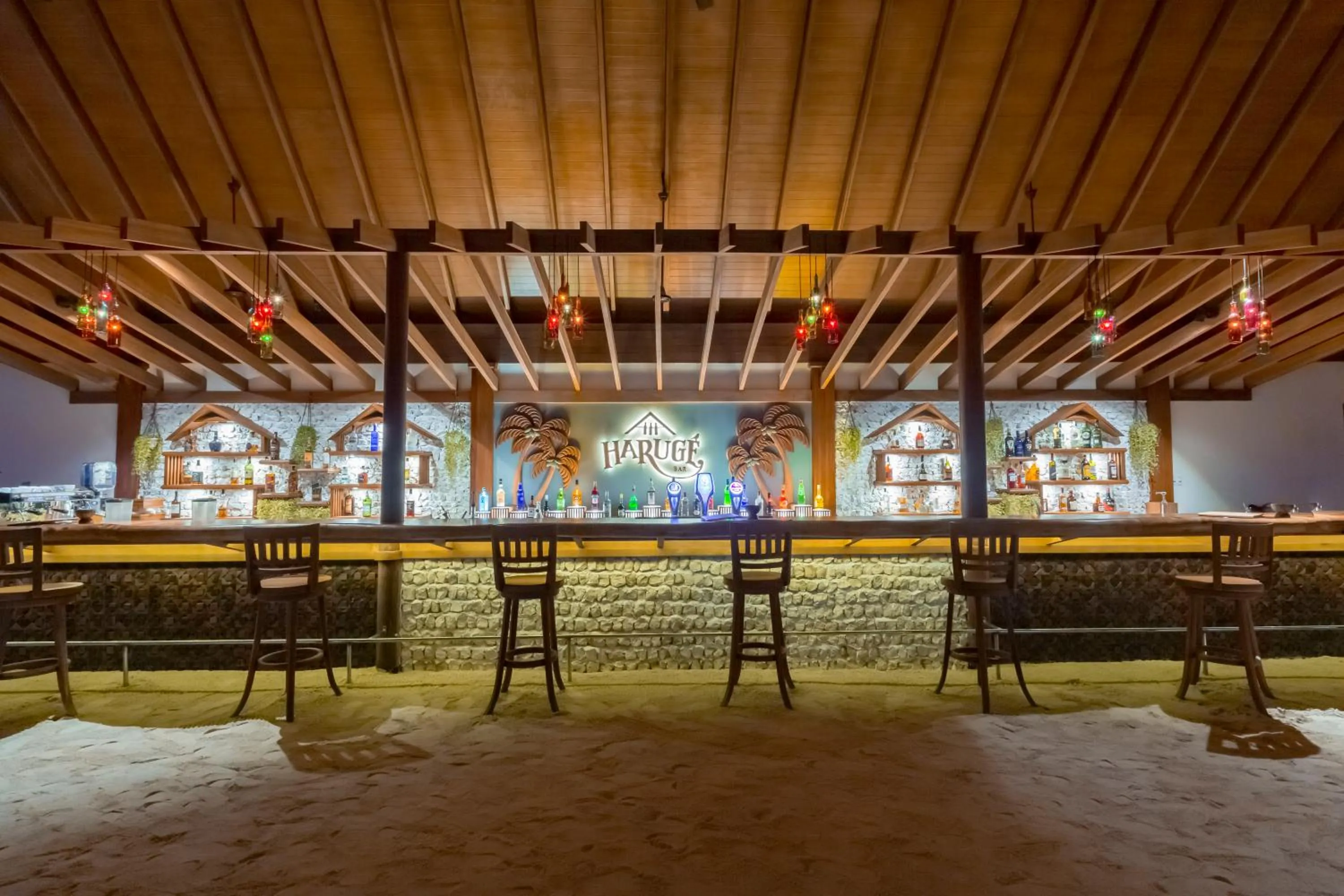 Lounge or bar in Reethi Faru Resort