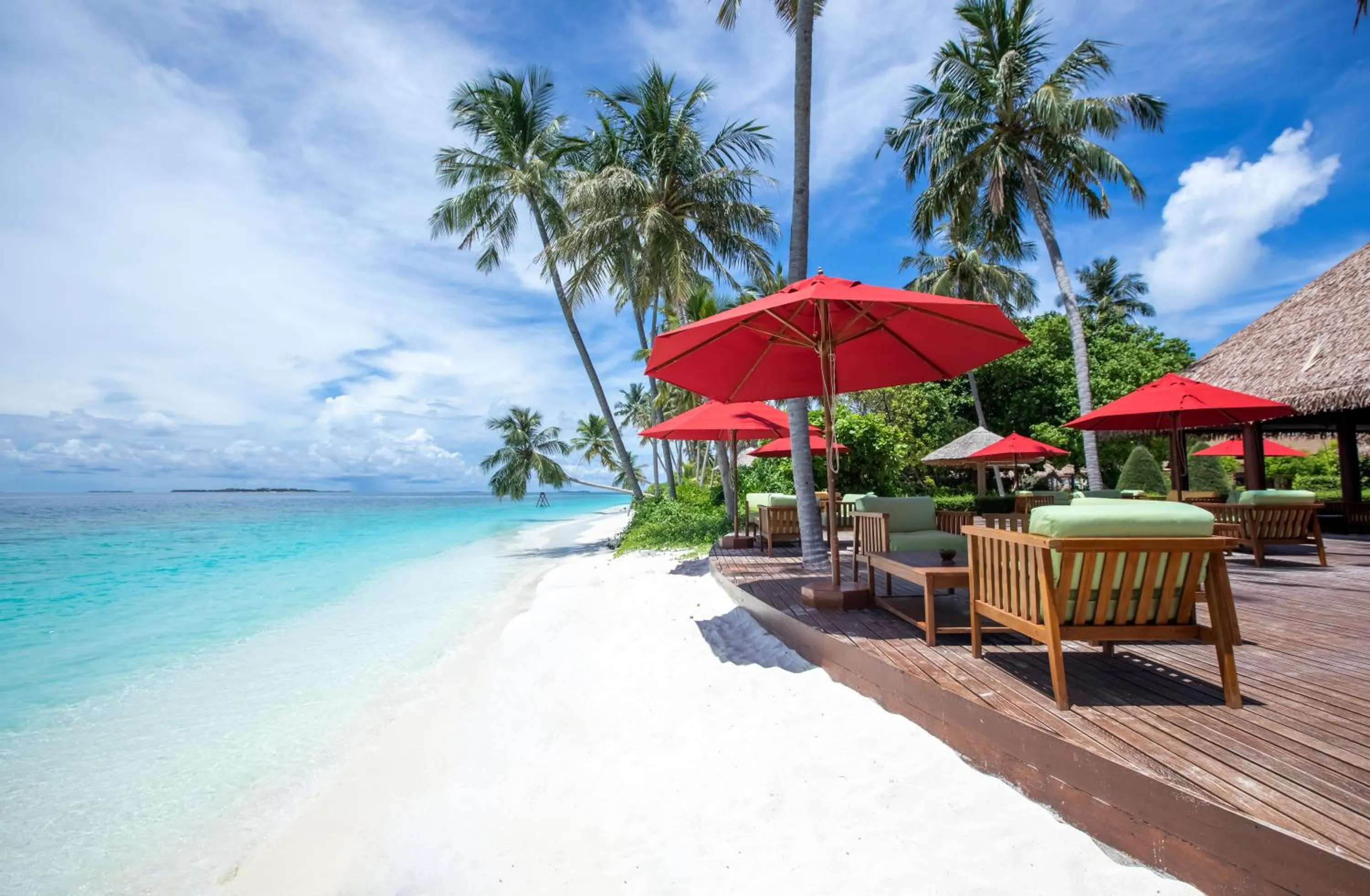 Lounge or bar in Reethi Faru Resort