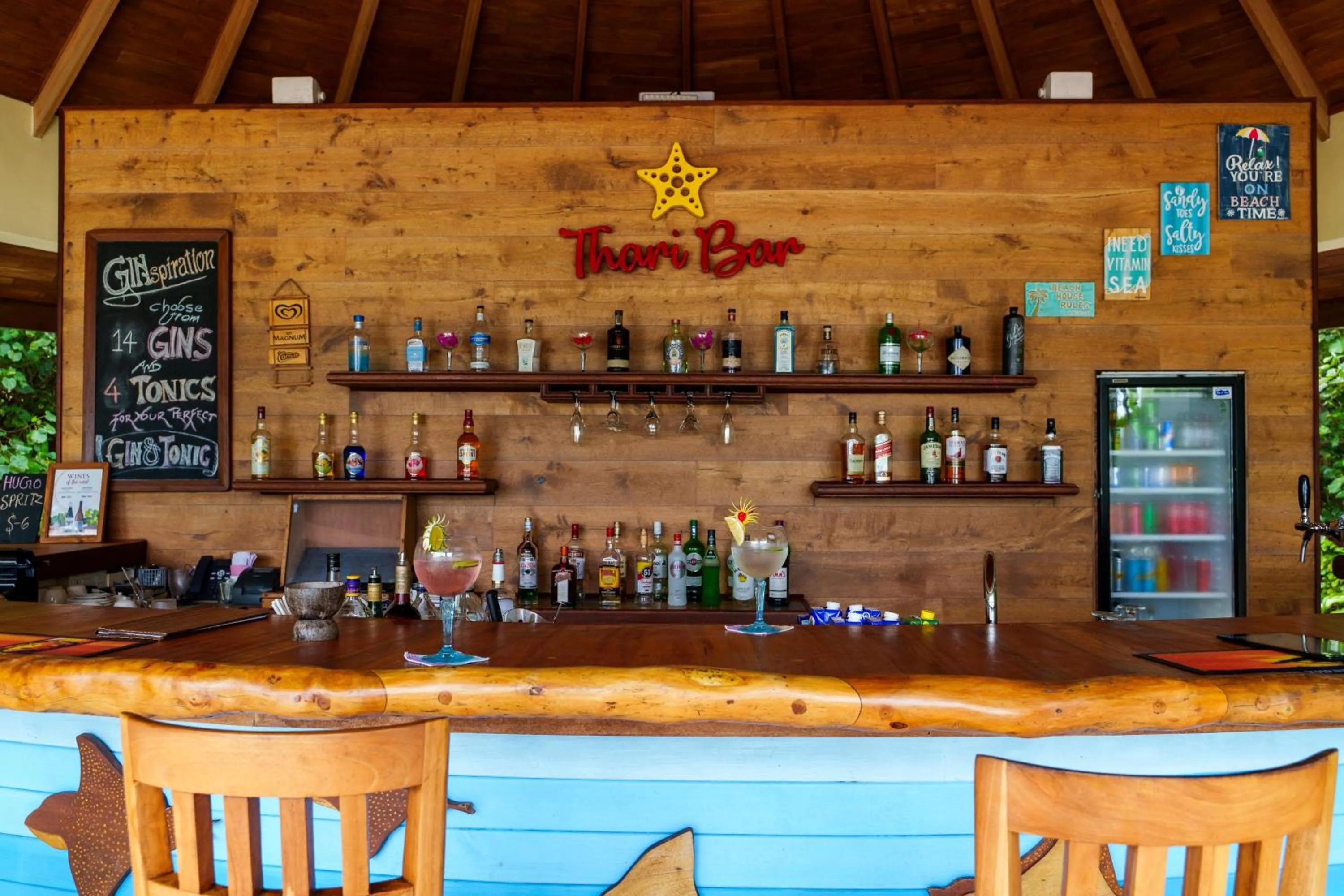 Lounge or bar in Reethi Faru Resort