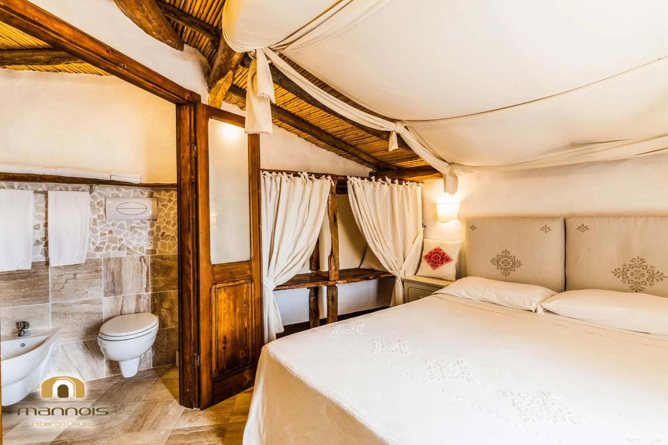 Photo of the whole room, Bed in Albergo Diffuso Mannois