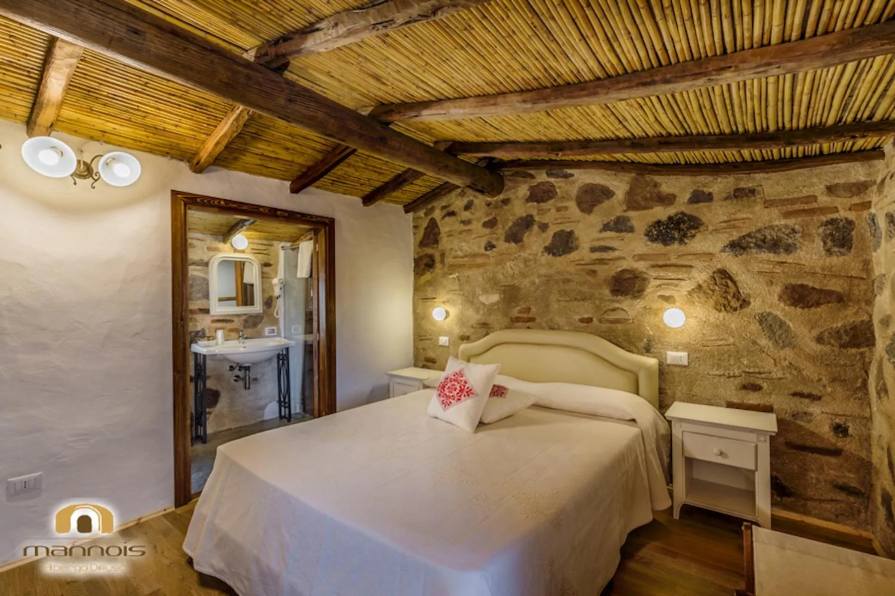 Photo of the whole room, Bed in Albergo Diffuso Mannois