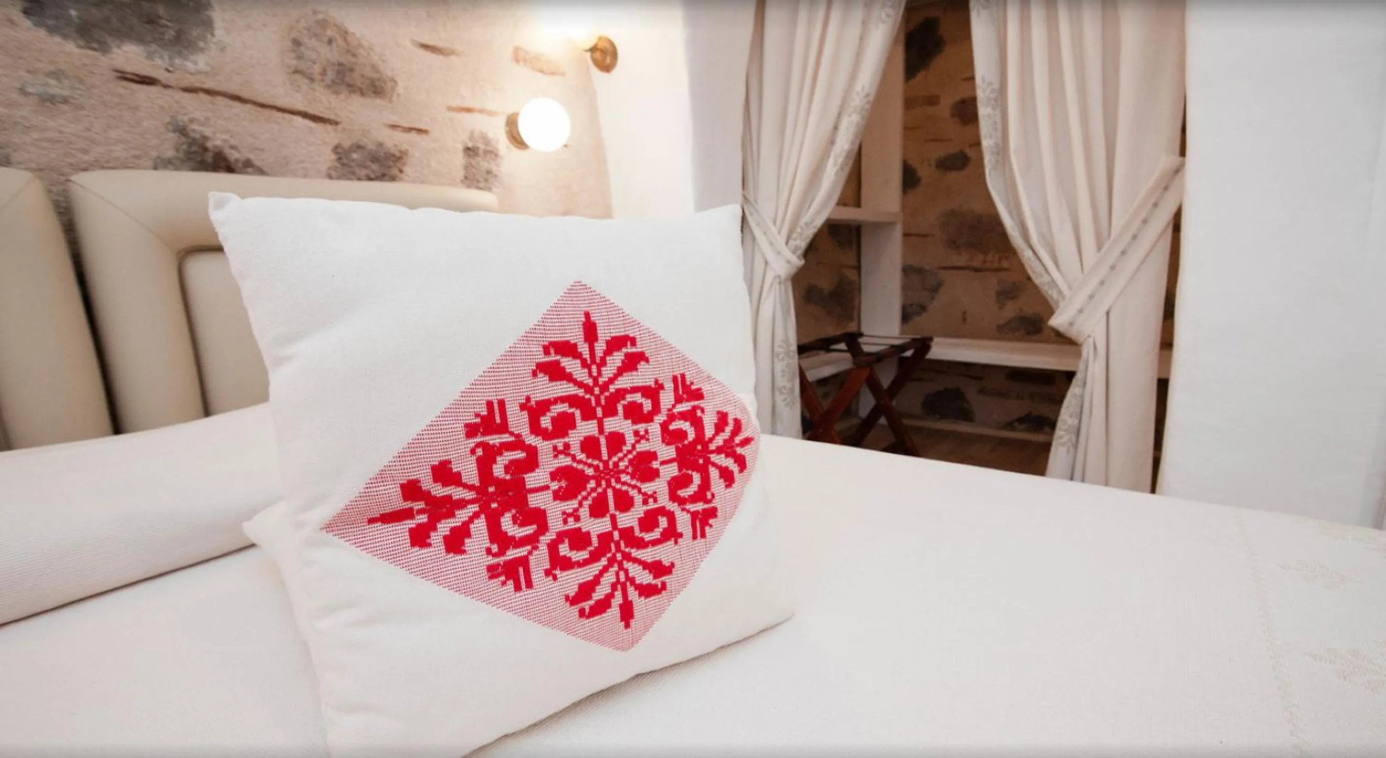 Photo of the whole room, Bed in Albergo Diffuso Mannois