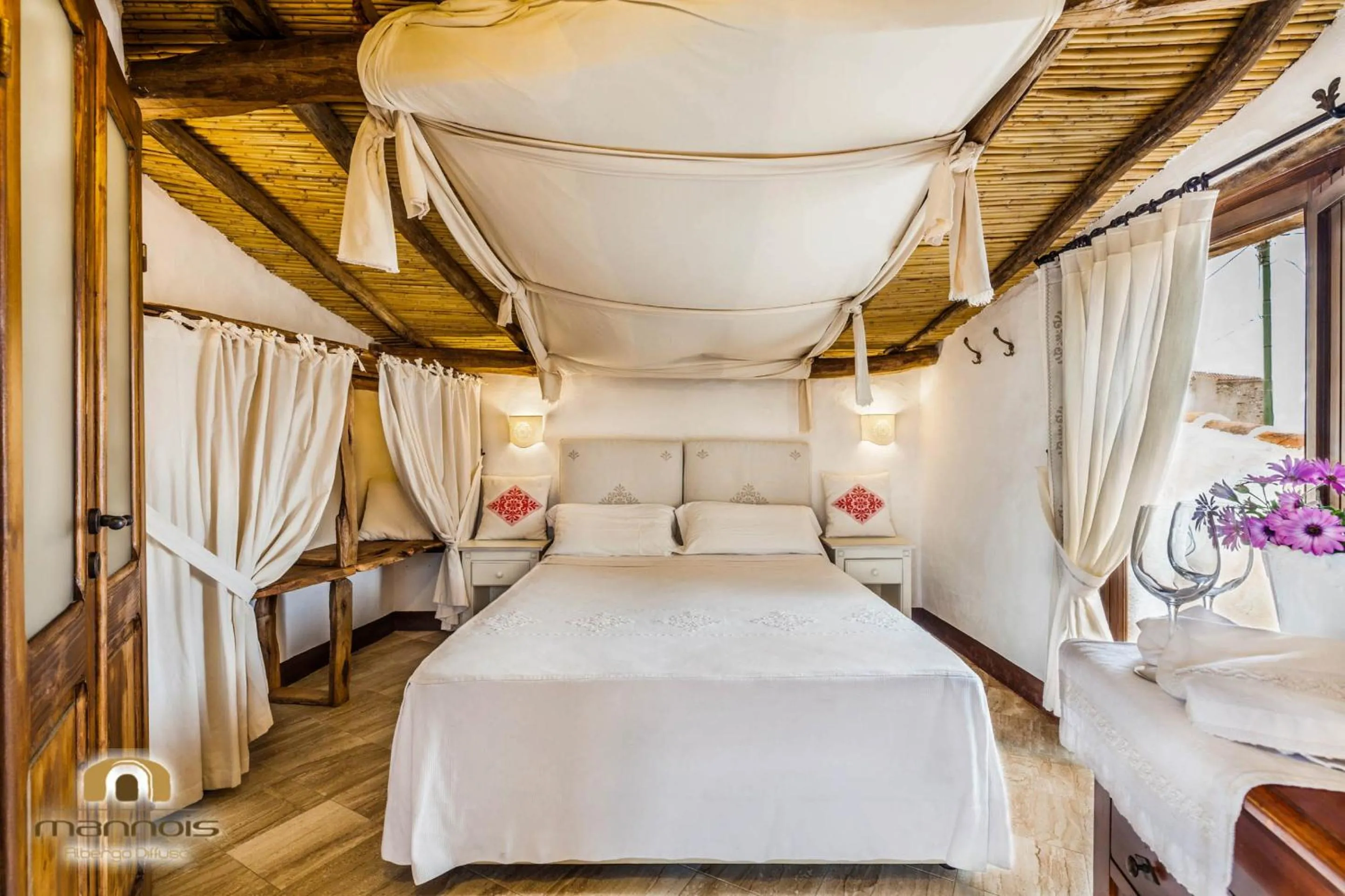 Photo of the whole room, Bed in Albergo Diffuso Mannois