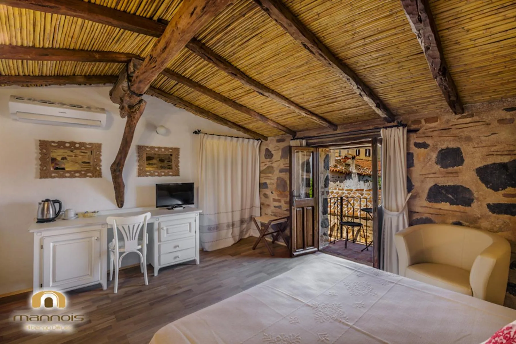Photo of the whole room, Bed in Albergo Diffuso Mannois