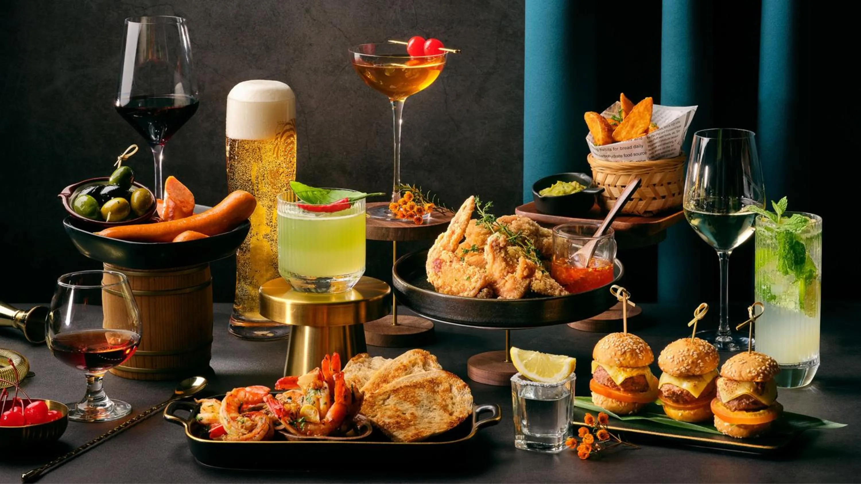 Lounge or bar in Holiday Inn Singapore Atrium by IHG