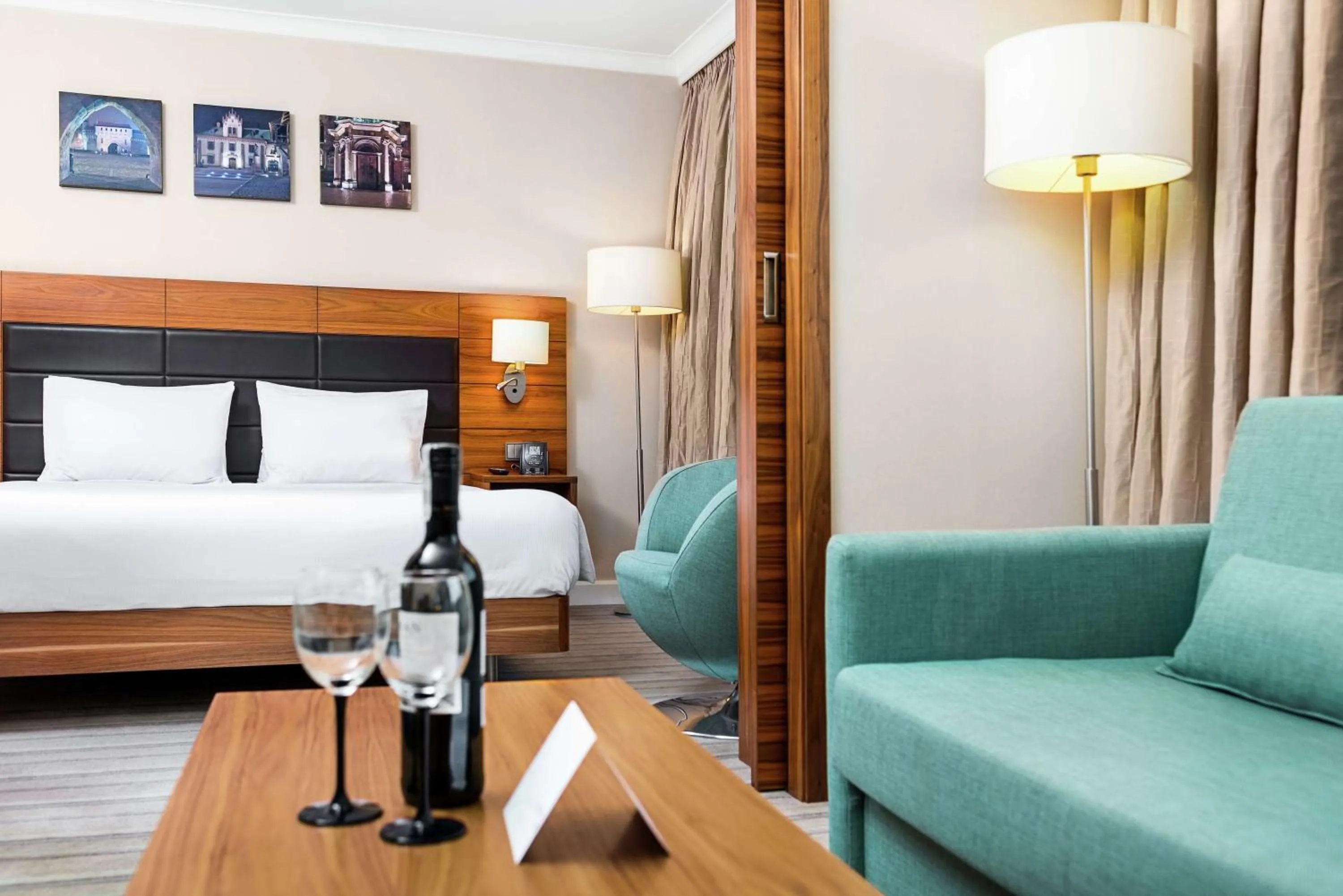 Living room, Bed in Hilton Garden Inn Krakow