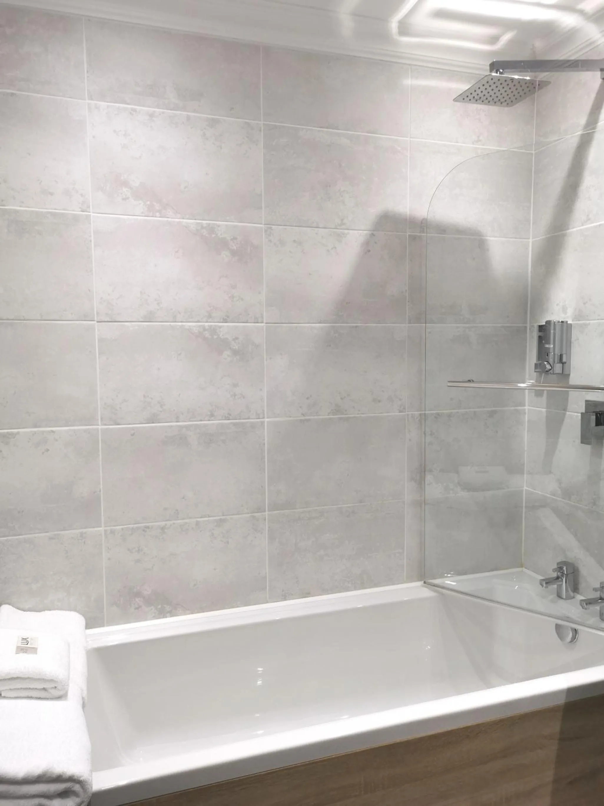 Shower in Lunan House