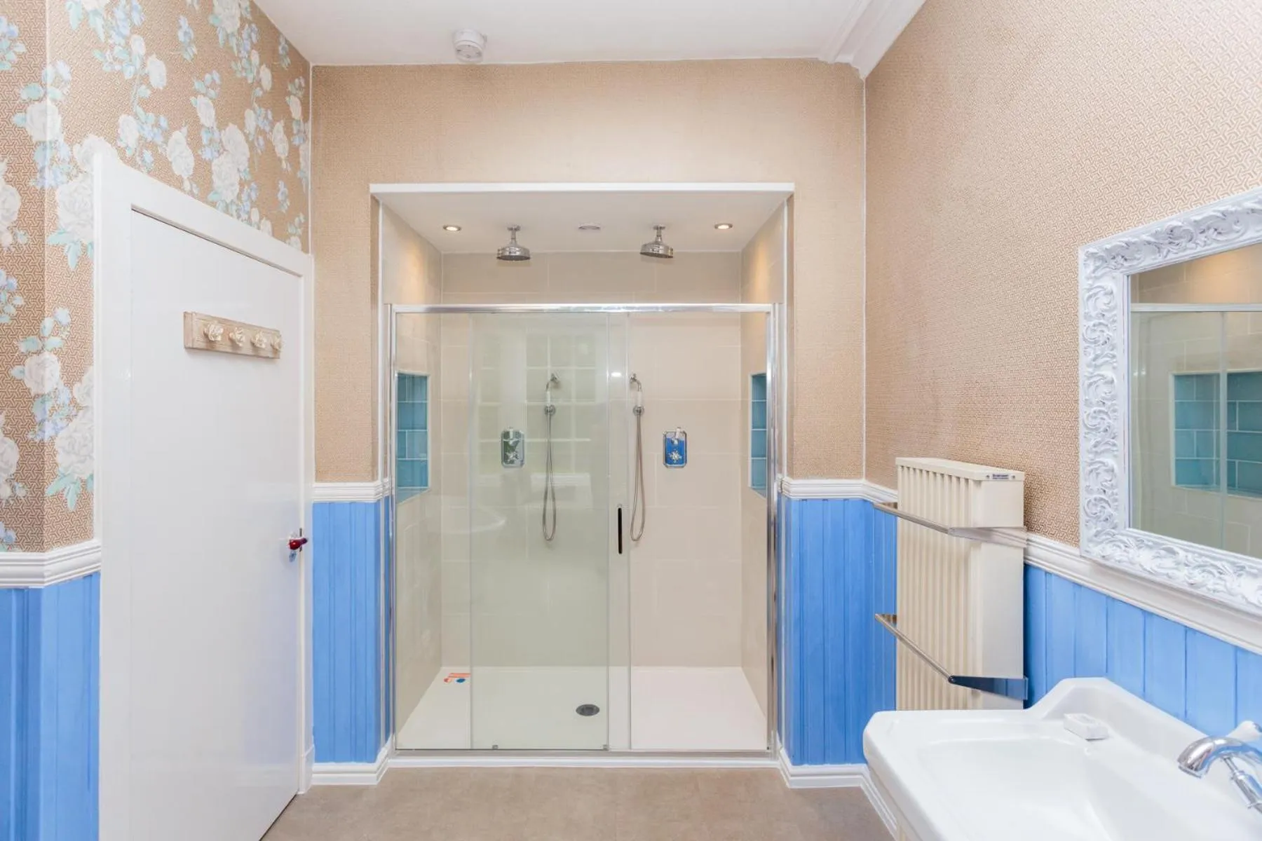 Shower in Lunan House