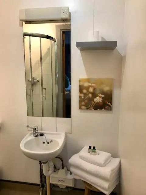 Shower in Lunan House