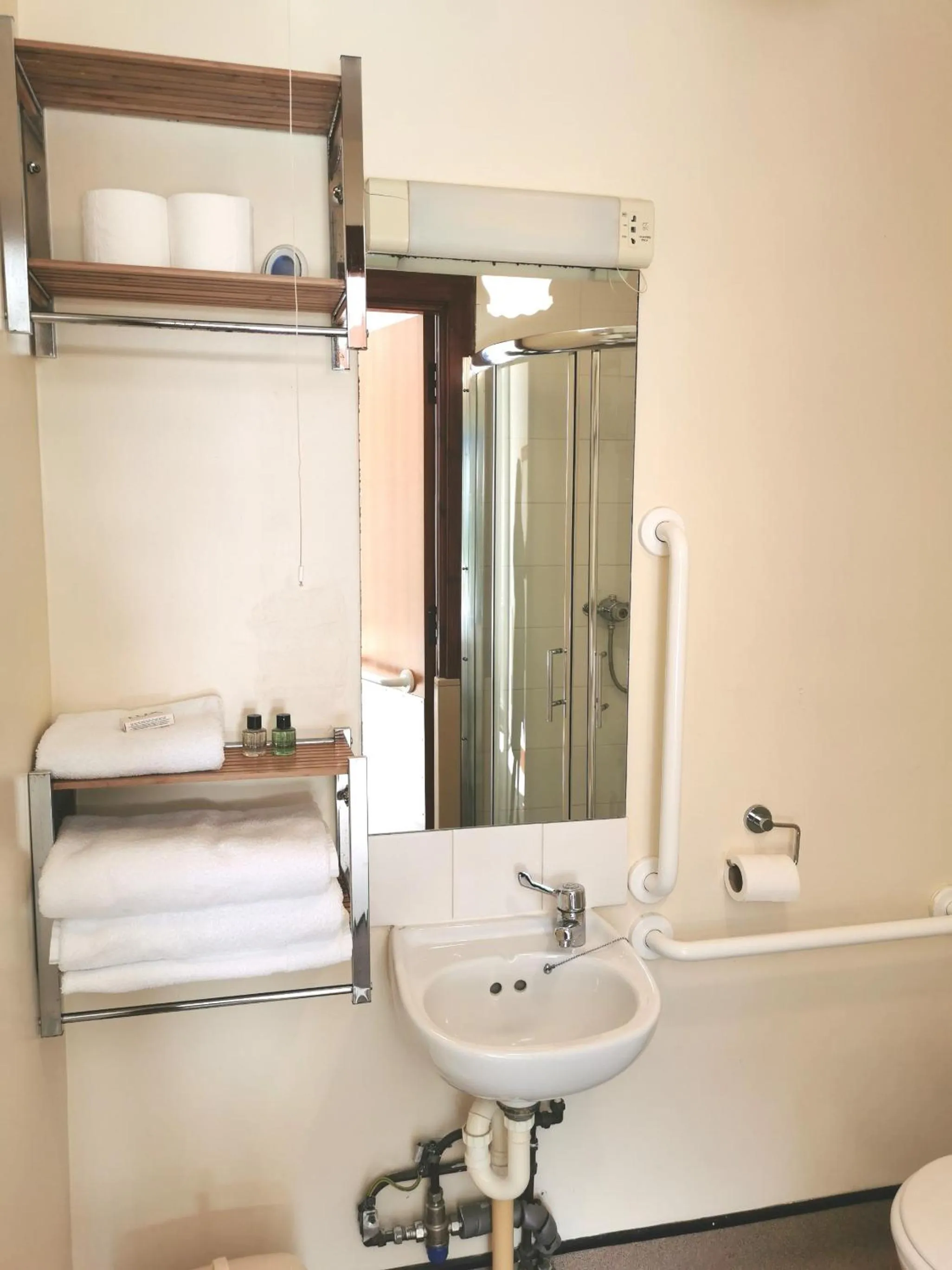 Shower in Lunan House