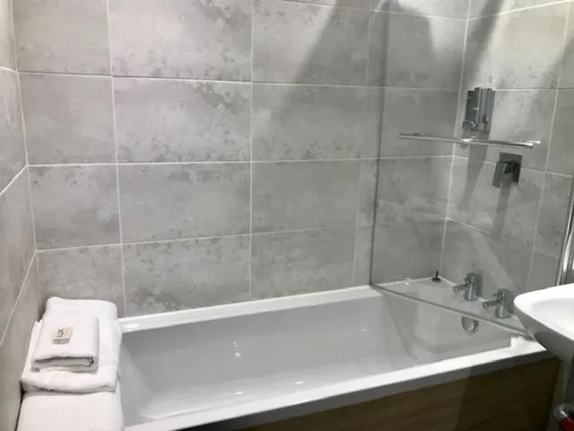 Shower in Lunan House