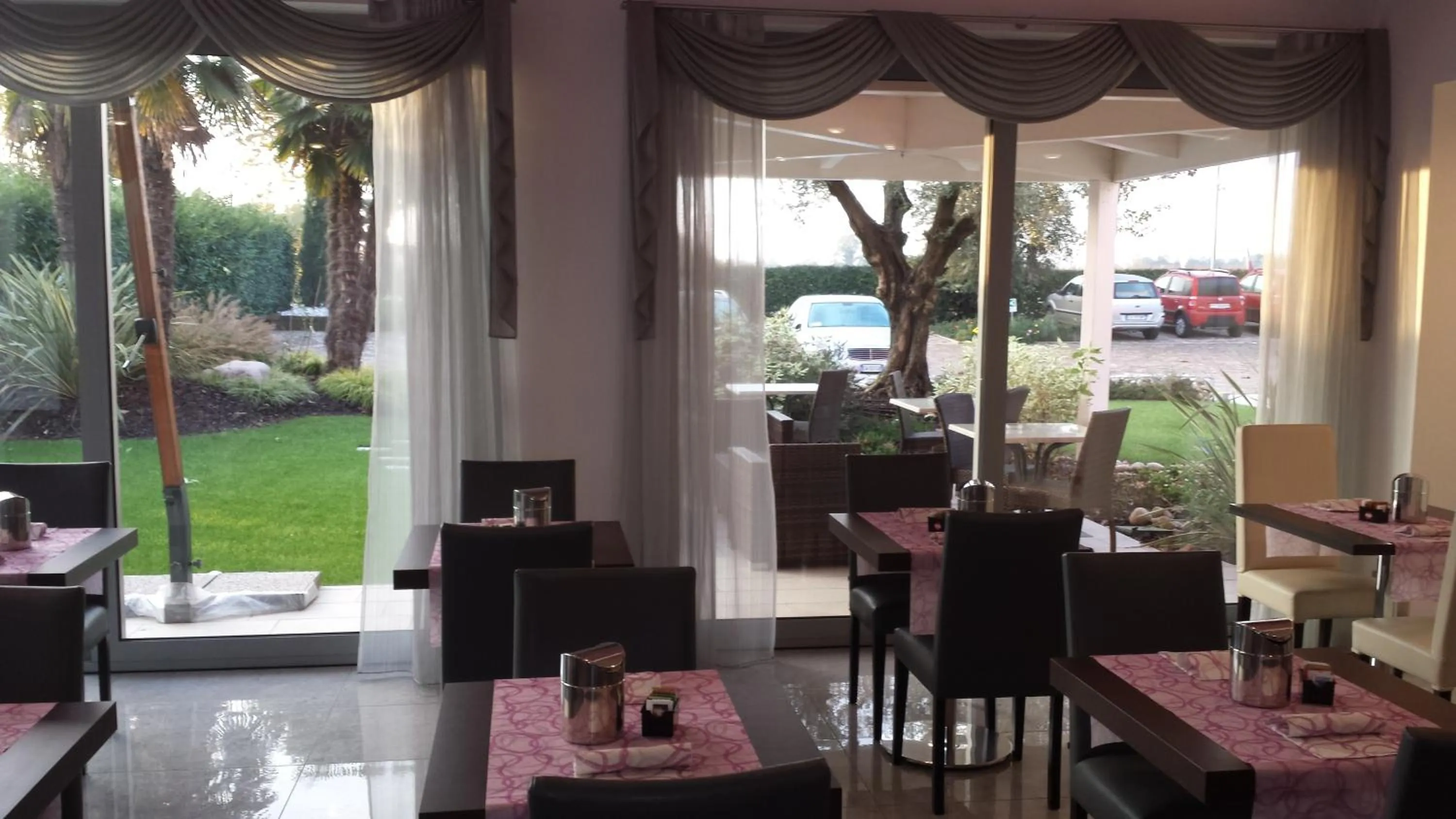 Restaurant/places to eat in La Grotta Hotel