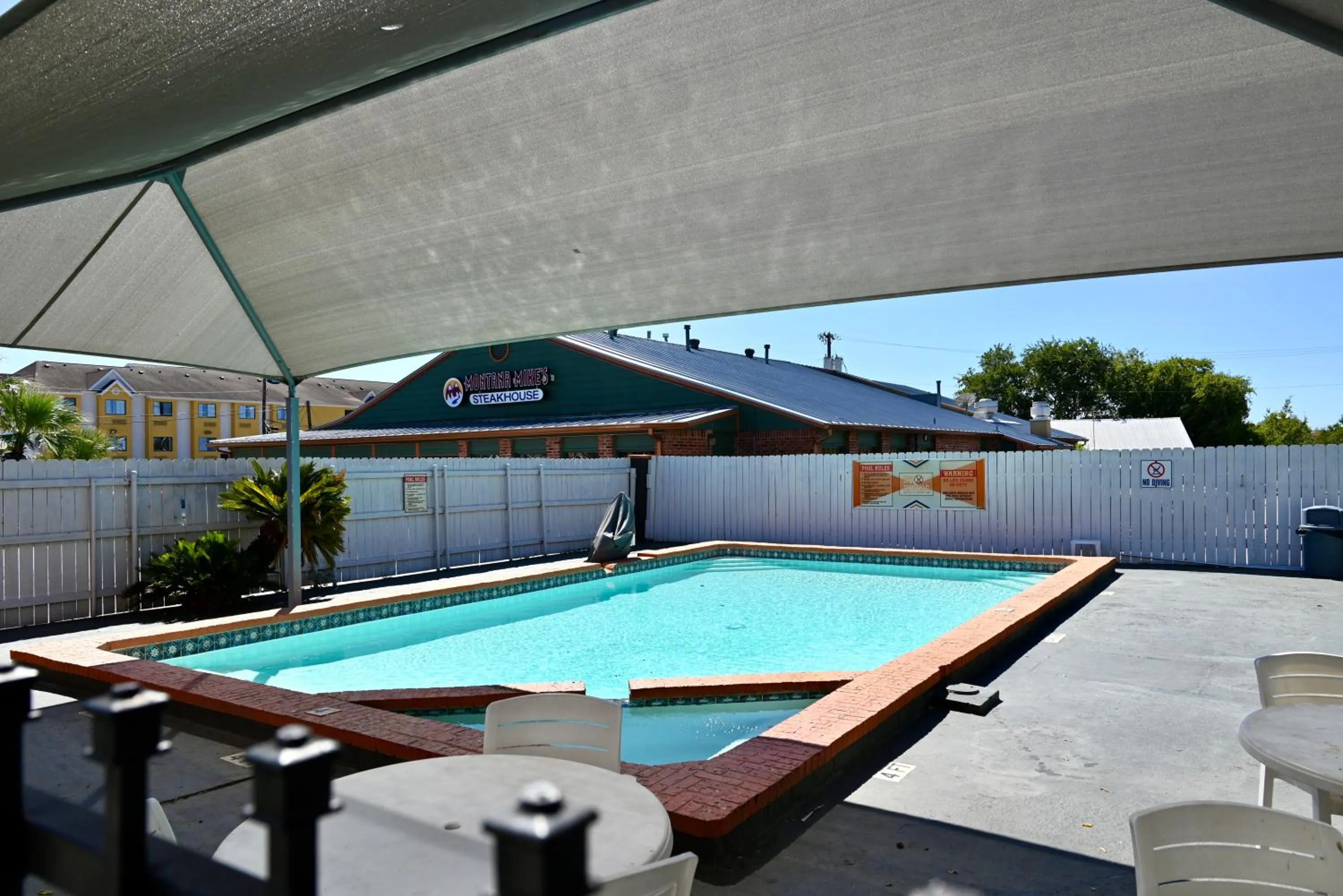 Swimming pool in Howard Johnson by Wyndham Near Schlitterbahn