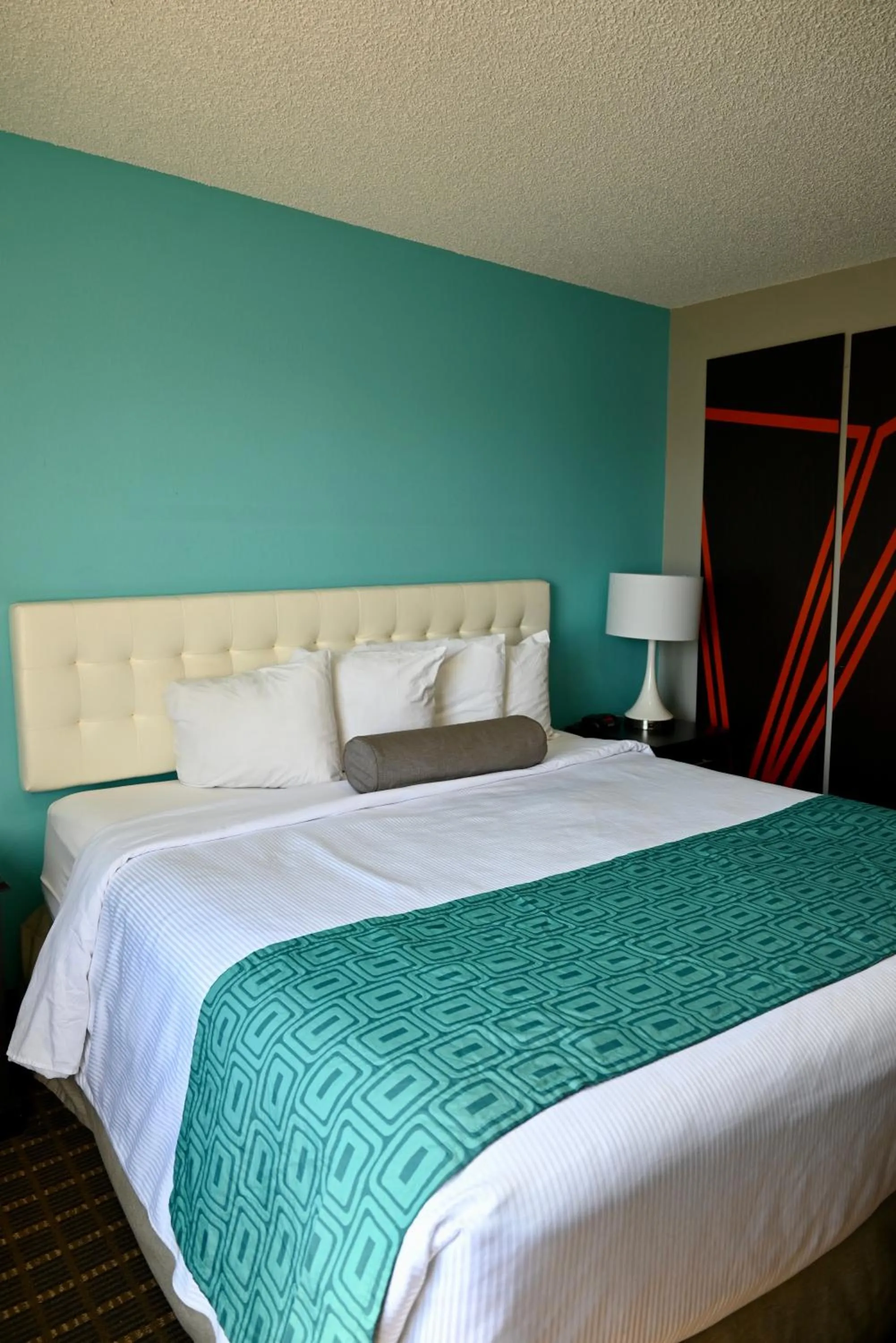 Bed in Howard Johnson by Wyndham Near Schlitterbahn