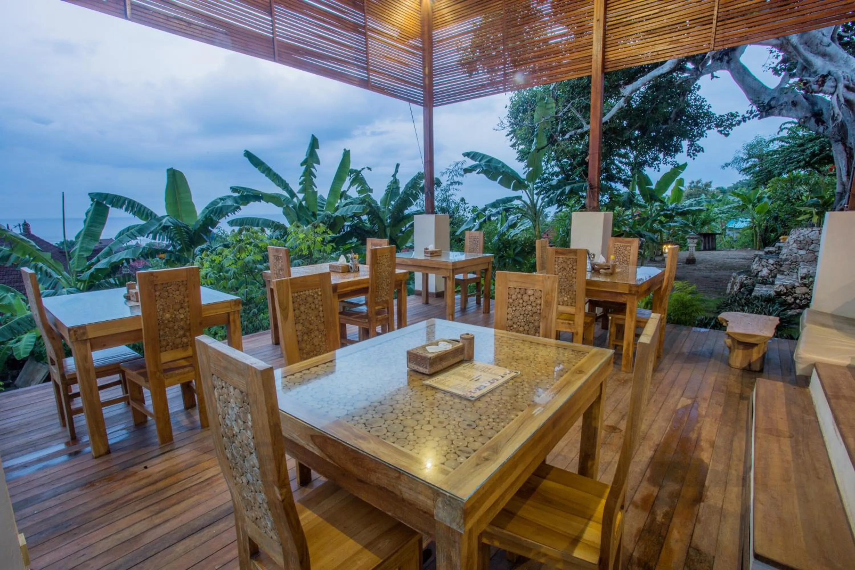 Restaurant/places to eat in Kabeh Jati Garden Villa & Restaurant