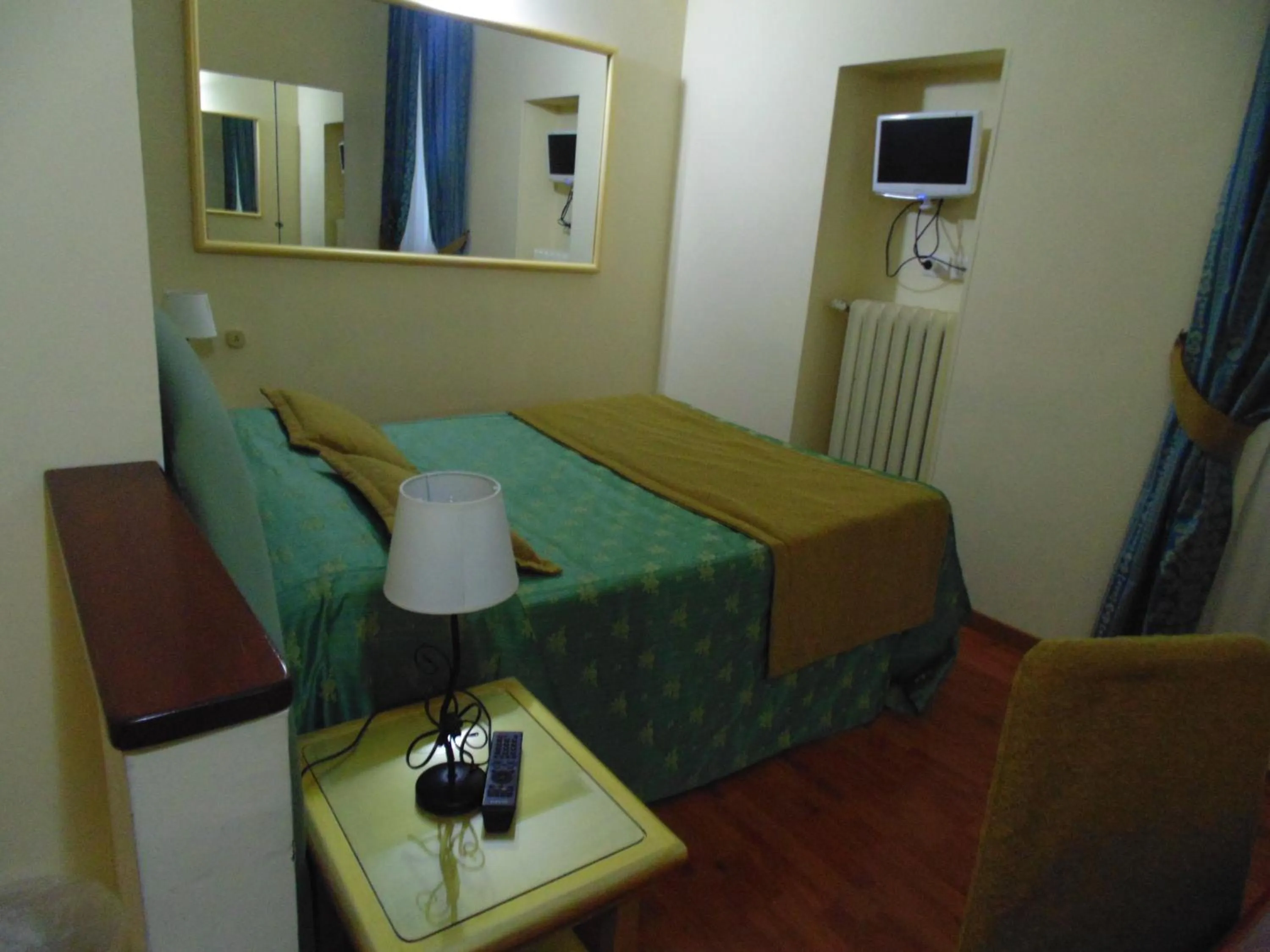 Photo of the whole room, Bed in Relais Dante e Beatrice