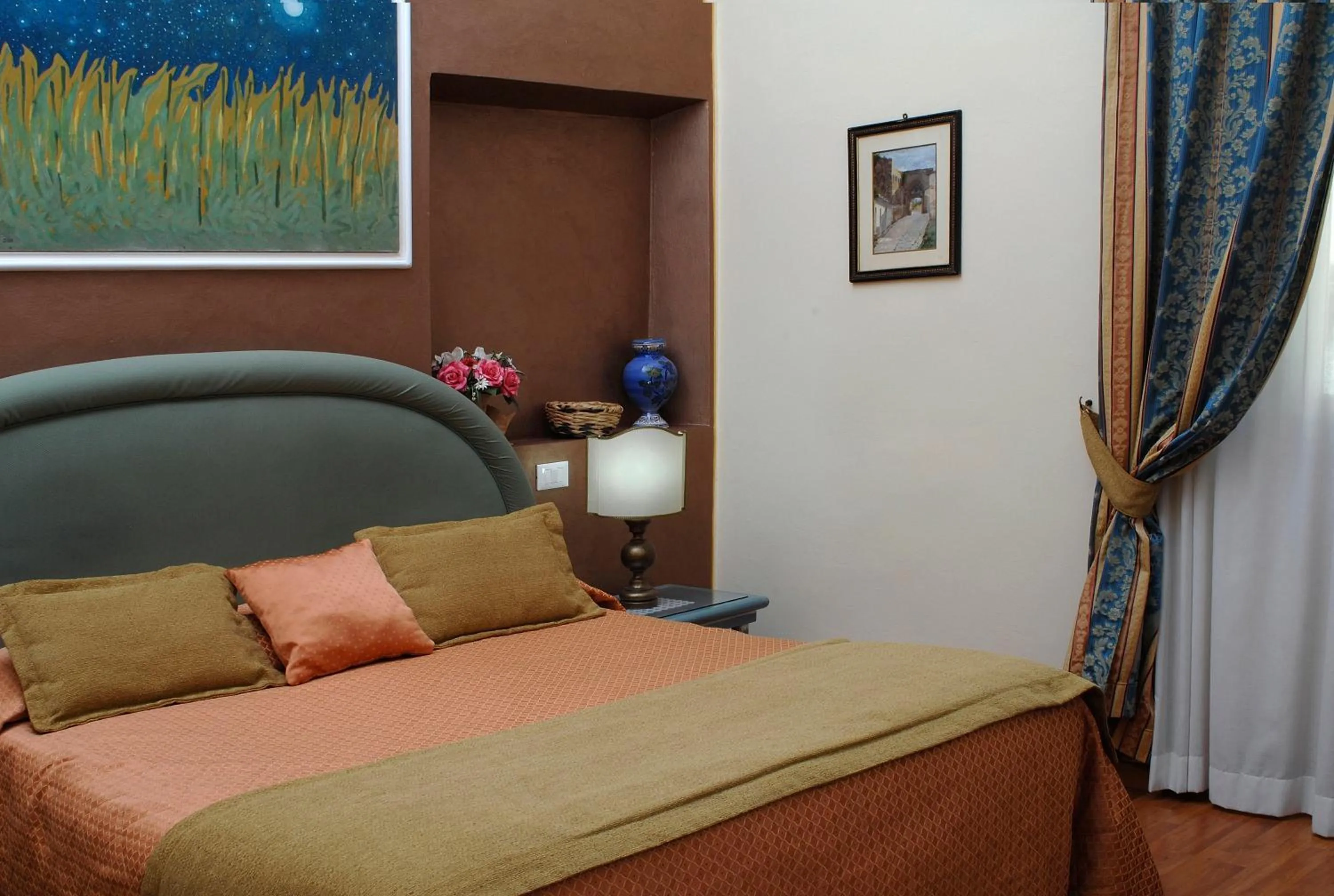 Photo of the whole room, Bed in Relais Dante e Beatrice