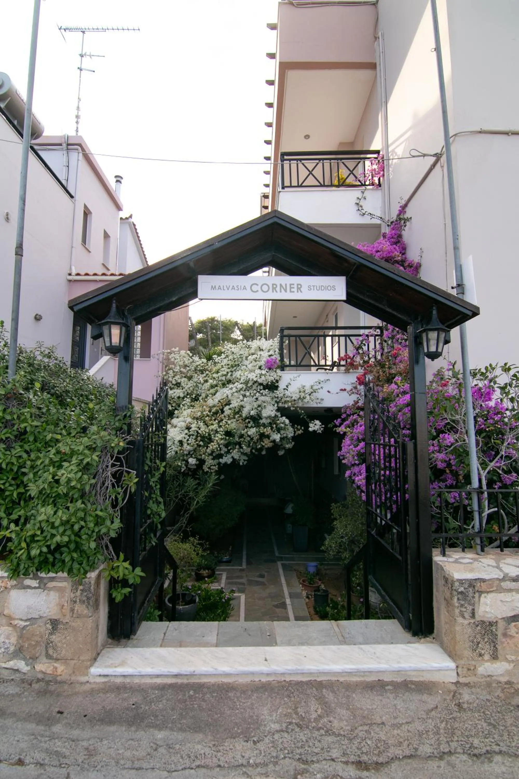 Malvasia Corner Studios - ex Romeo's House