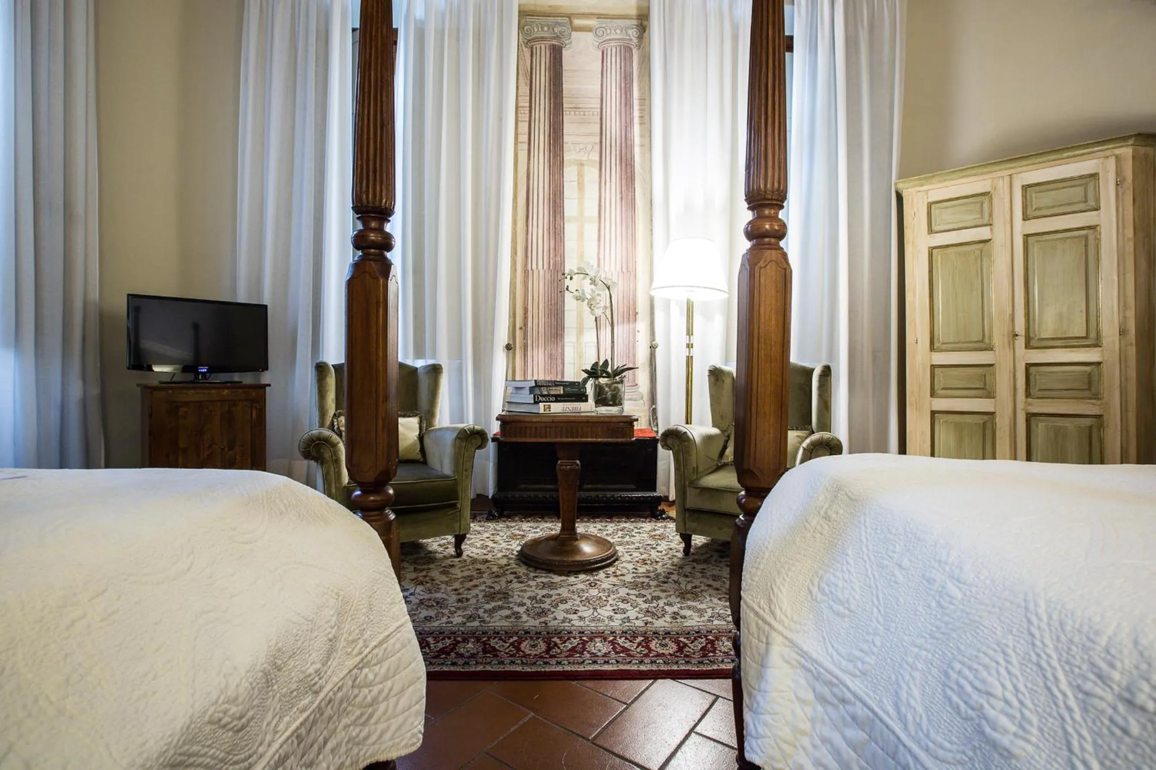 Living room, Bed in Hotel Burchianti