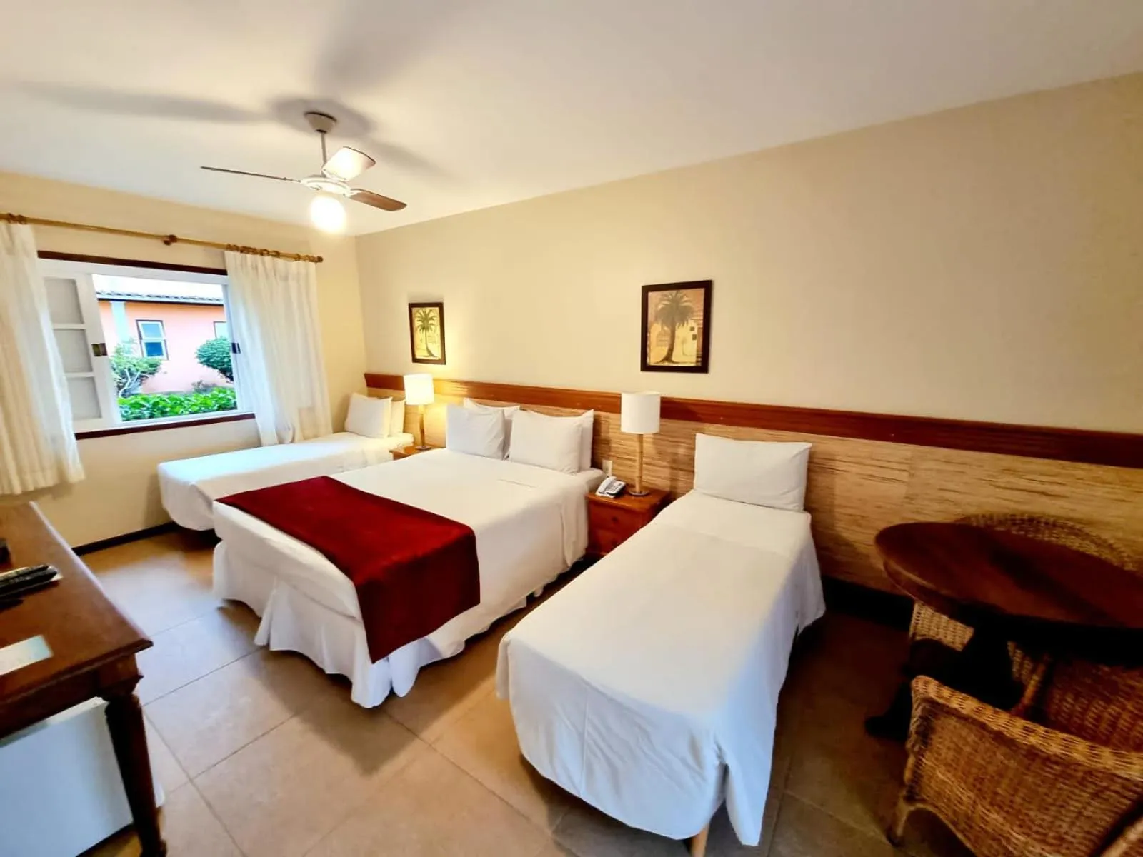 Property building, Bed in Pousada Corsario Buzios