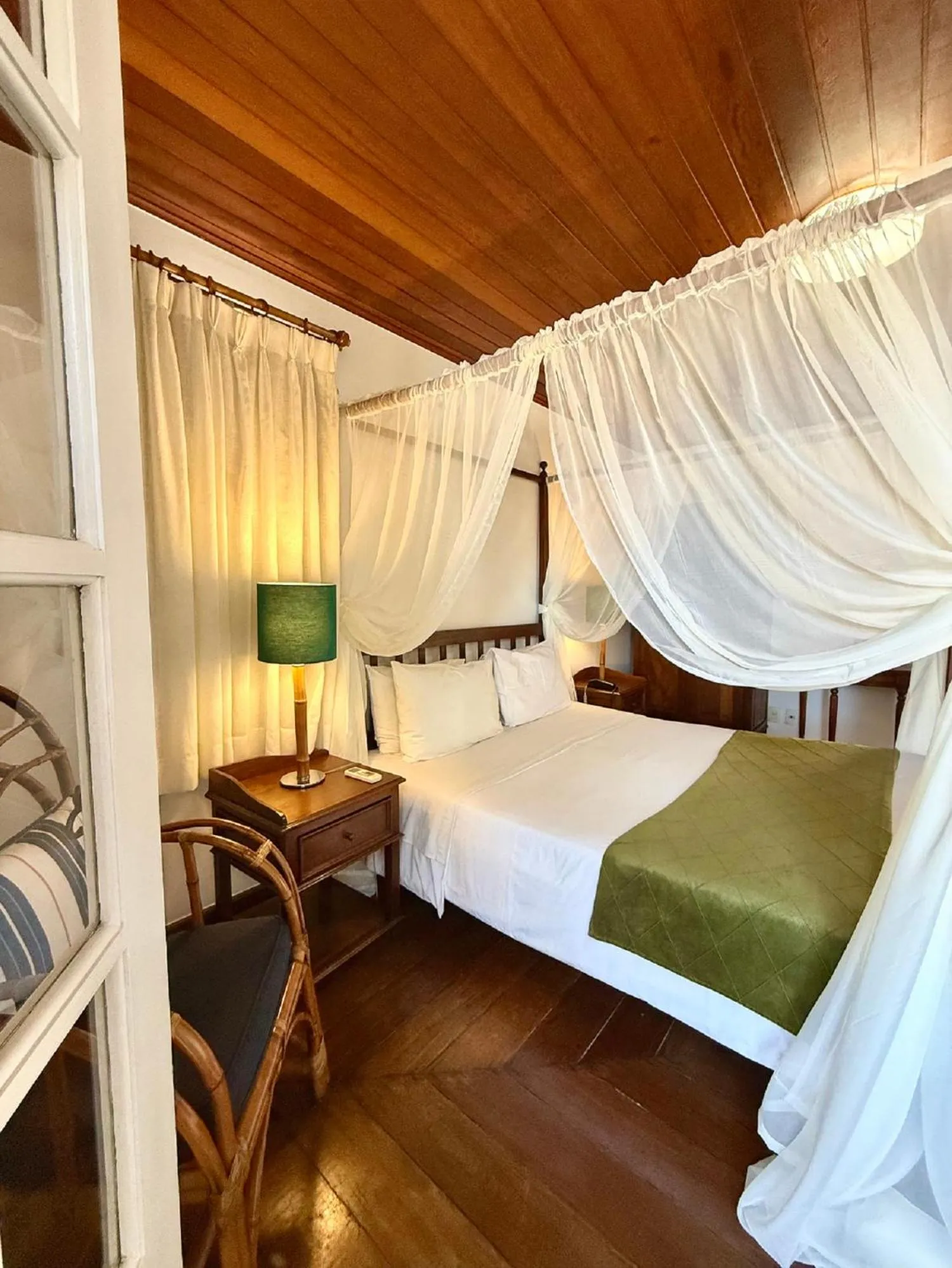 Property building, Bed in Pousada Corsario Buzios