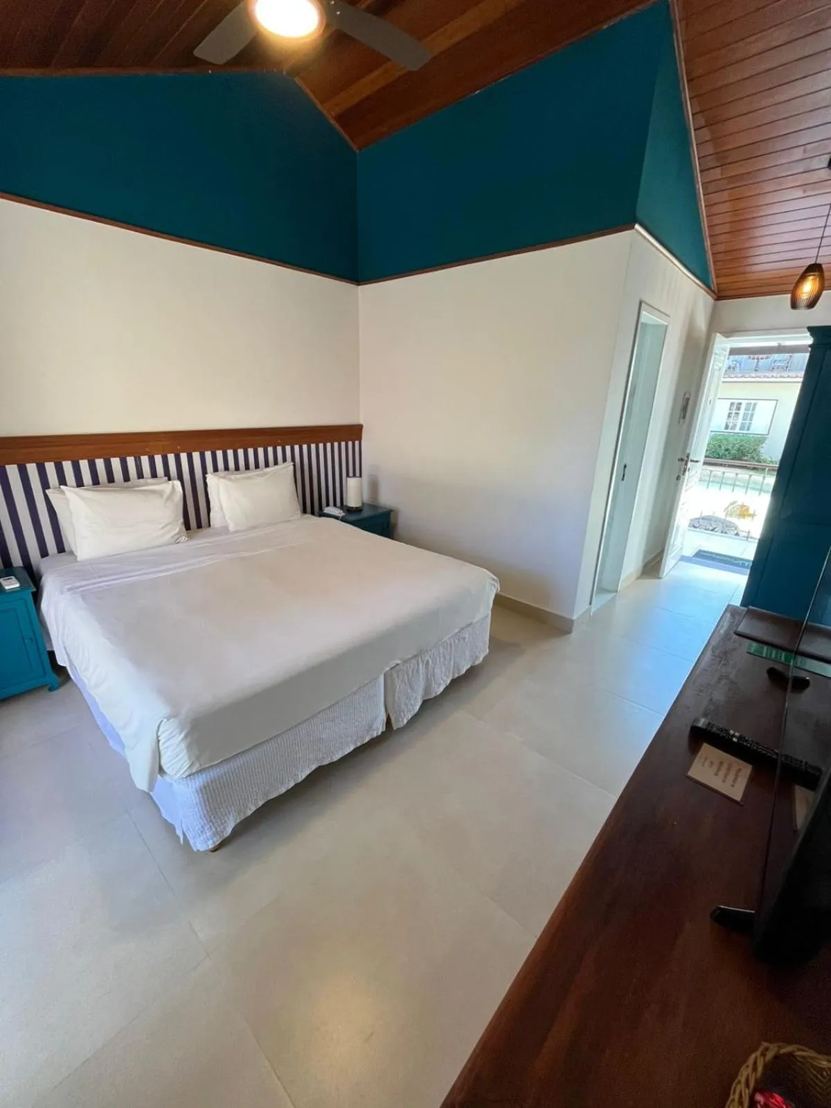 Property building, Bed in Pousada Corsario Buzios