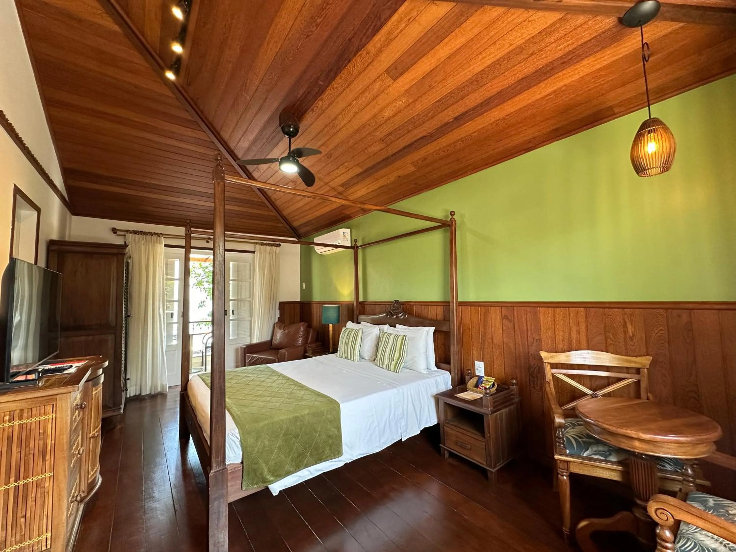 Property building, Bed in Pousada Corsario Buzios