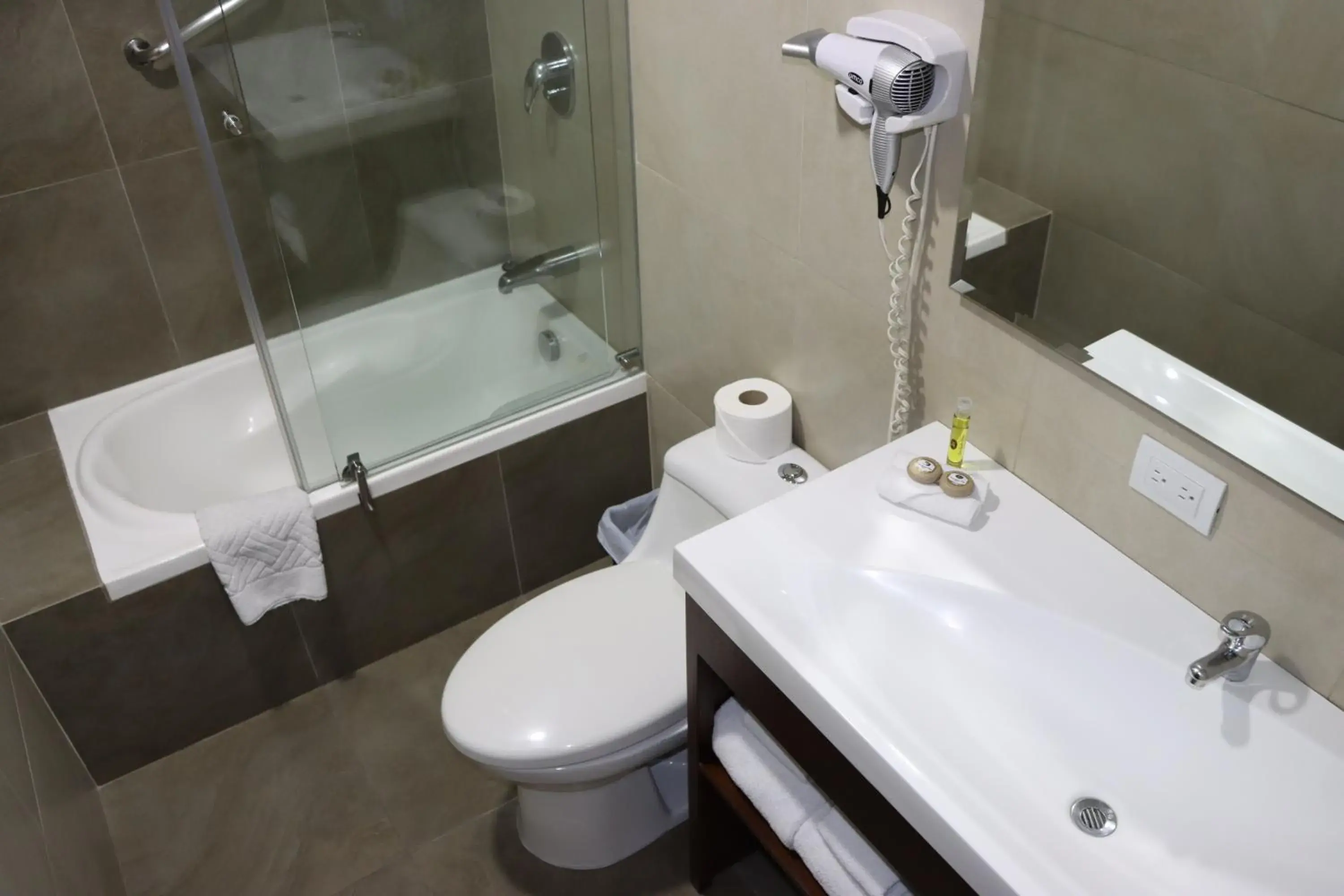 Deluxe Room (2 Adults + 1 Child) in Hotel San Agustin Plaza Deluxe Room (2 Adults + 1 Child) in Hotel San Agustin Plaza